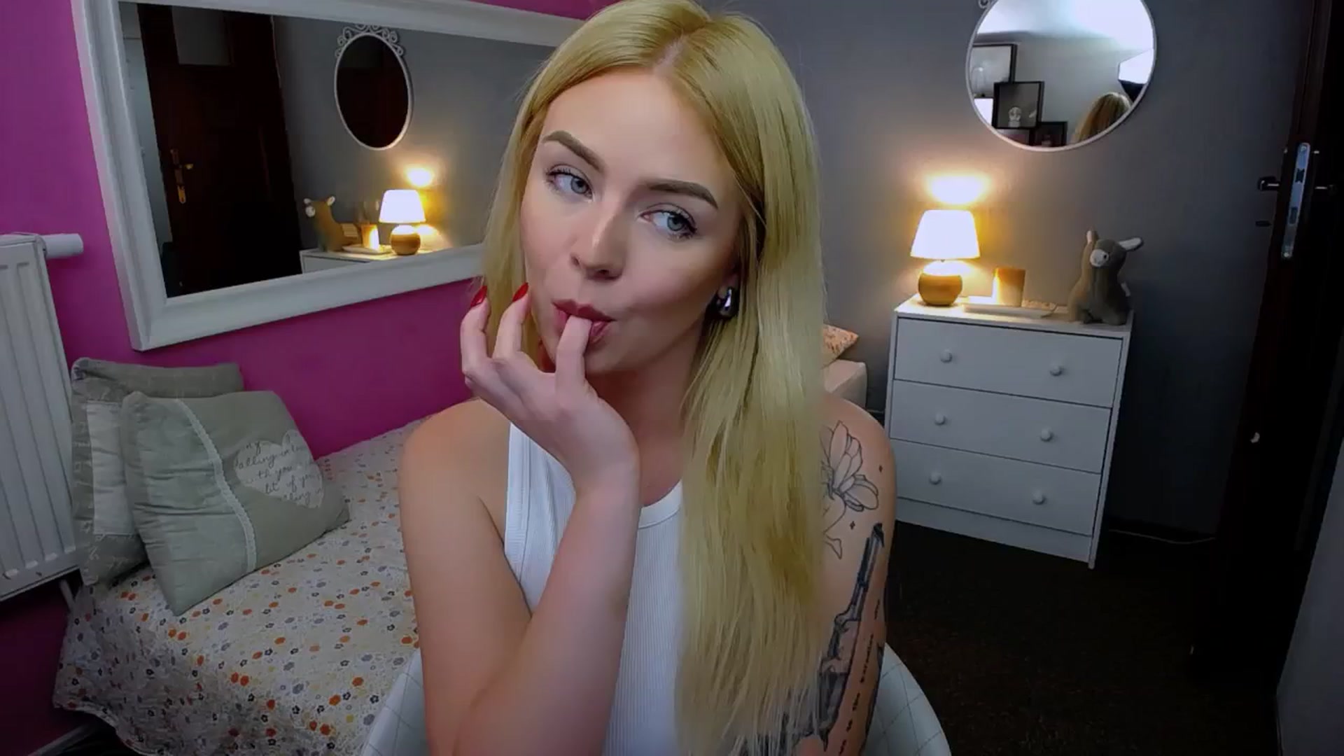 Gallery image thumbnail from AurelieSierra's myfreecams stream on, 09/04/2024, 11:57 image 10 of 20