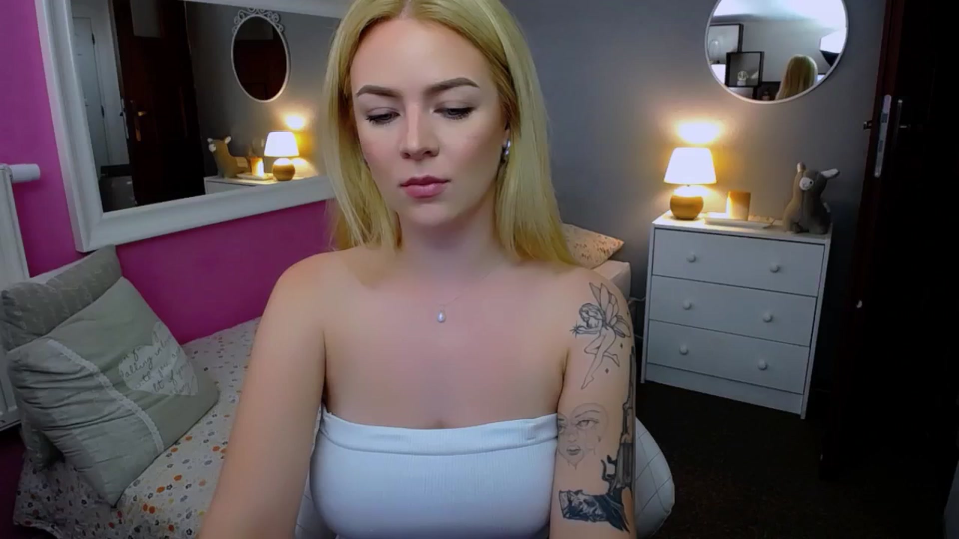 Gallery image thumbnail from AurelieSierra's myfreecams stream on, 09/07/2024, 10:33 image 3 of 20