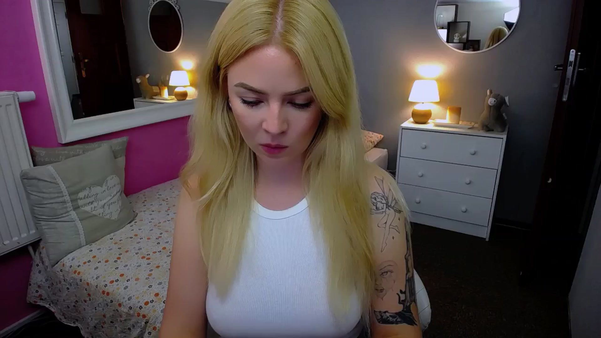 Gallery image thumbnail from AurelieSierra's myfreecams stream on, 09/10/2024, 13:04 image 6 of 20