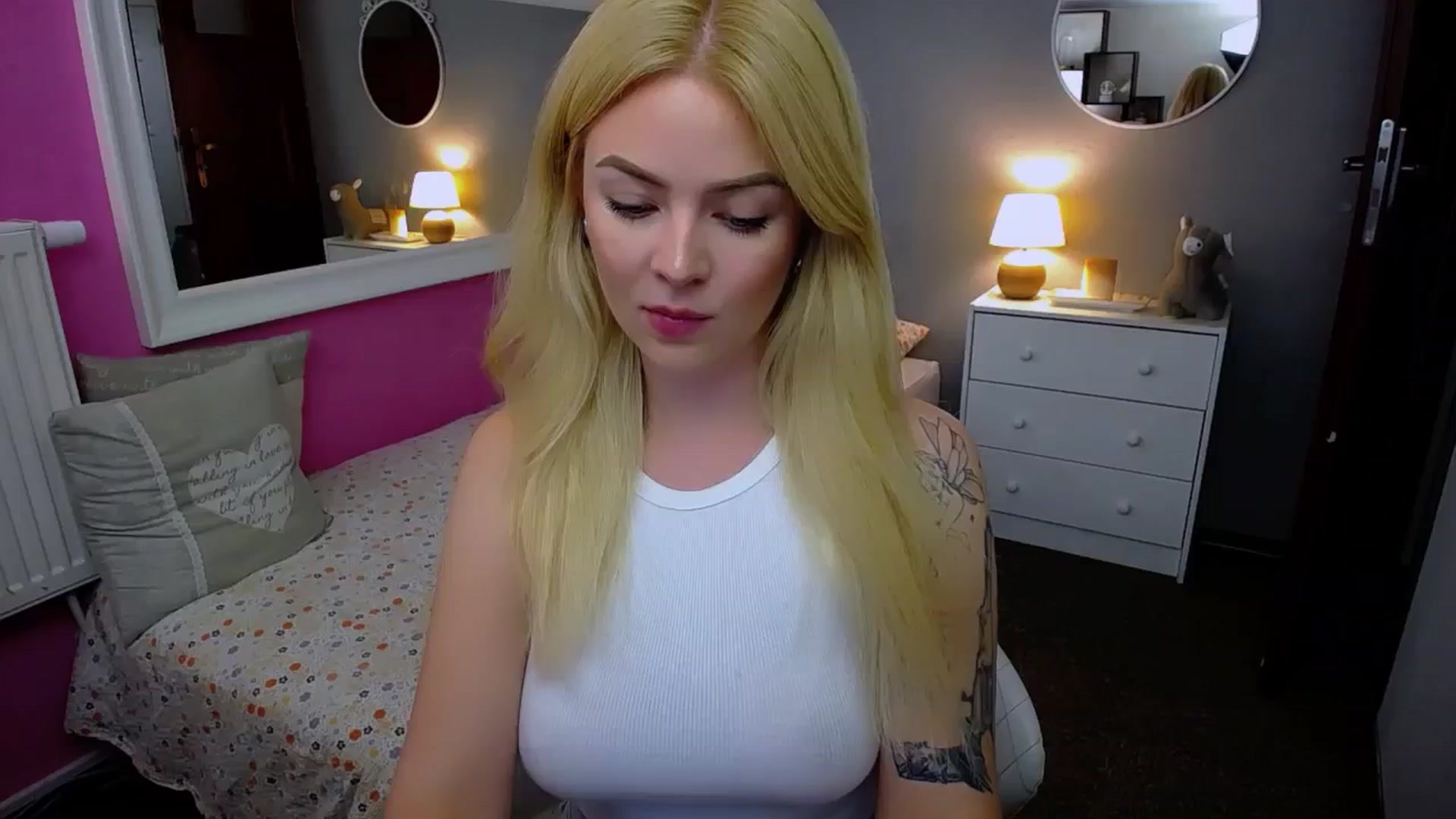 Gallery image thumbnail from AurelieSierra's myfreecams stream on, 09/10/2024, 13:04 image 7 of 20