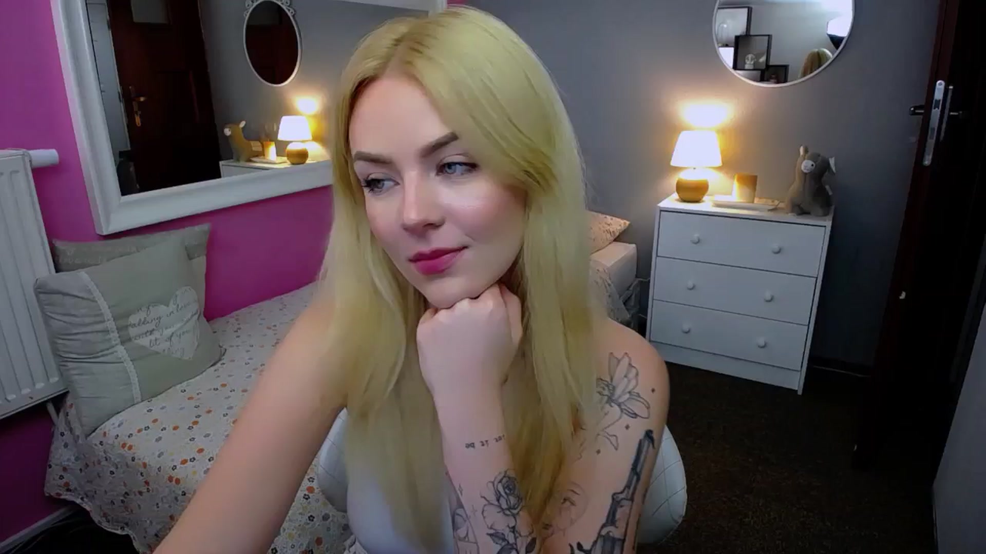 Gallery image thumbnail from AurelieSierra's myfreecams stream on, 09/10/2024, 13:04 image 8 of 20