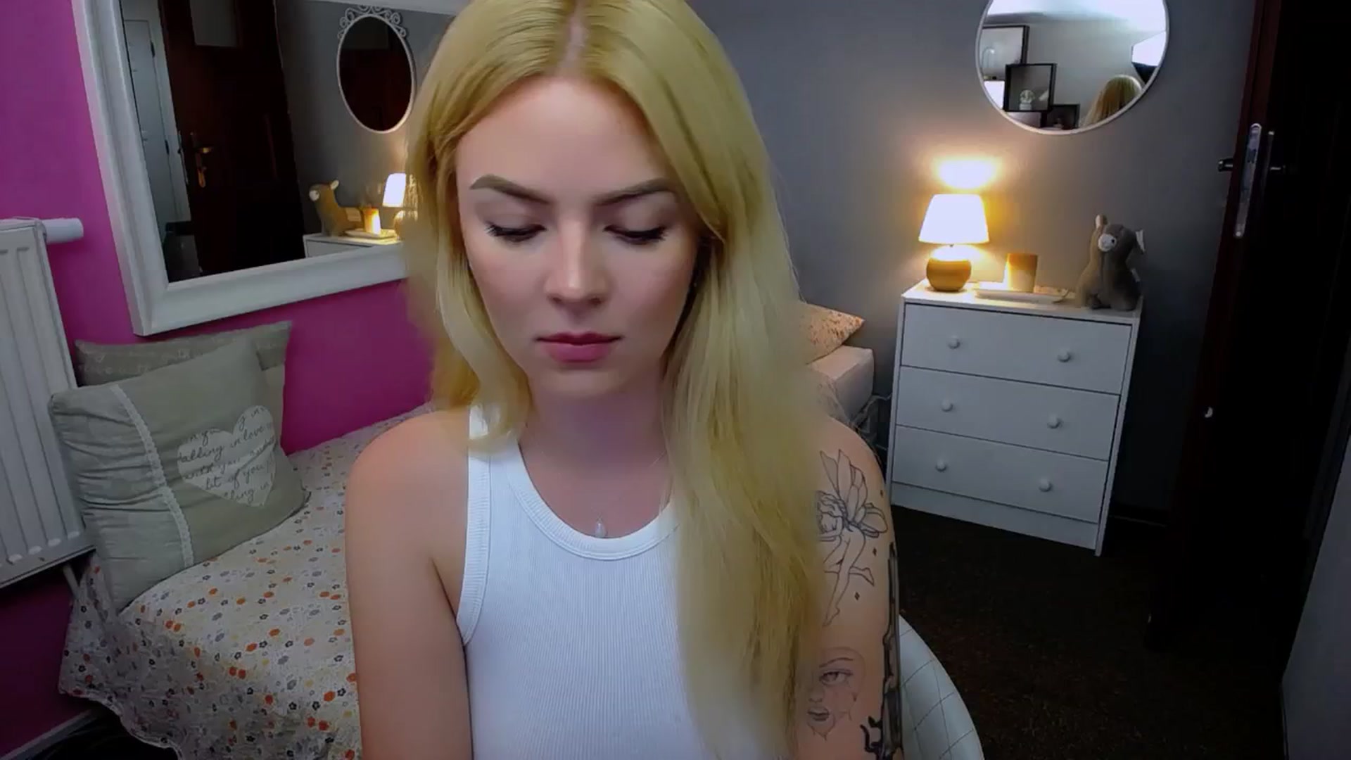 Gallery image thumbnail from AurelieSierra's myfreecams stream on, 09/10/2024, 13:55 image 15 of 20