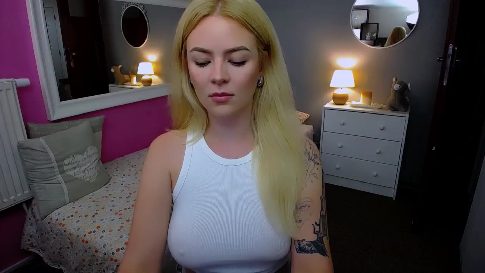 Gallery image thumbnail from AurelieSierra's myfreecams stream on, 09/10/2024, 13:55 image 2 of 20