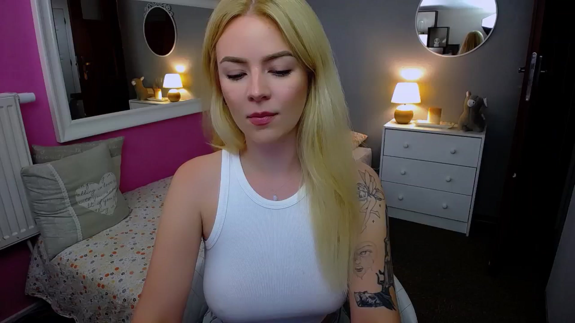 Gallery image thumbnail from AurelieSierra's myfreecams stream on, 09/10/2024, 13:55 image 13 of 20