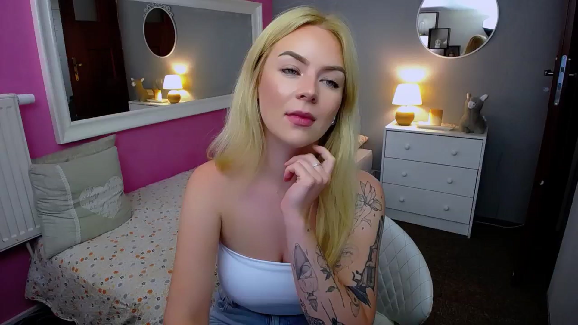 Gallery image thumbnail from AurelieSierra's myfreecams stream on, 09/11/2024, 11:03 image 12 of 20