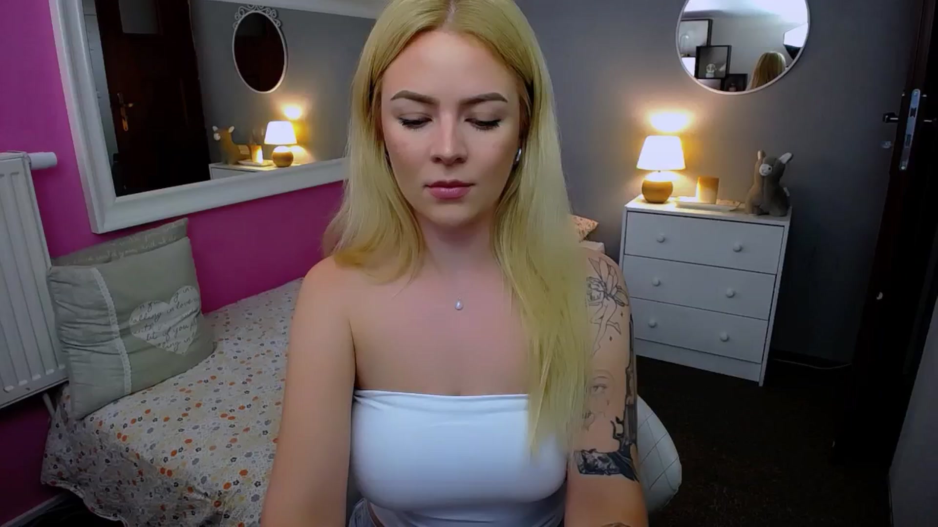 Gallery image thumbnail from AurelieSierra's myfreecams stream on, 09/11/2024, 11:03 image 17 of 20