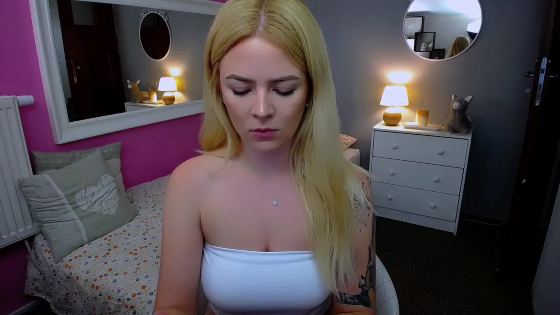 Gallery image thumbnail from AurelieSierra's myfreecams stream on, 09/11/2024, 13:08 image 7 of 20