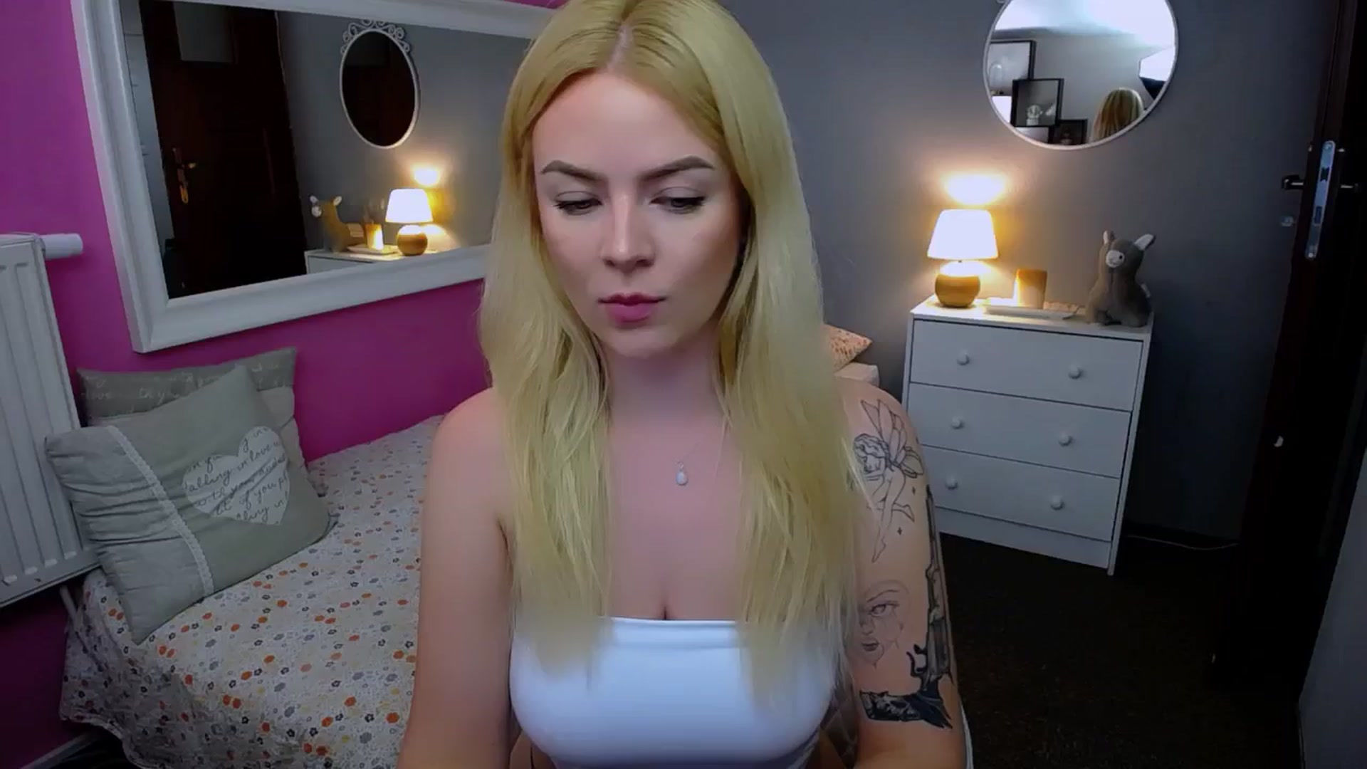 Gallery image thumbnail from AurelieSierra's myfreecams stream on, 09/11/2024, 13:08 image 14 of 20