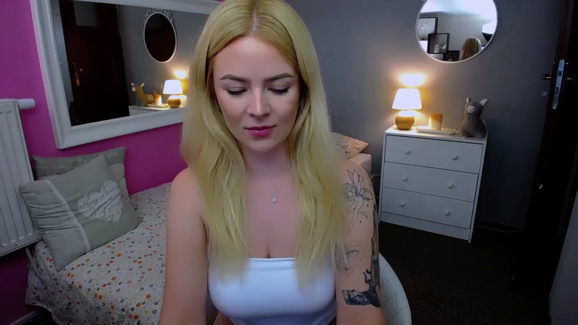 Gallery image thumbnail from AurelieSierra's myfreecams stream on, 09/11/2024, 13:08 image 13 of 20