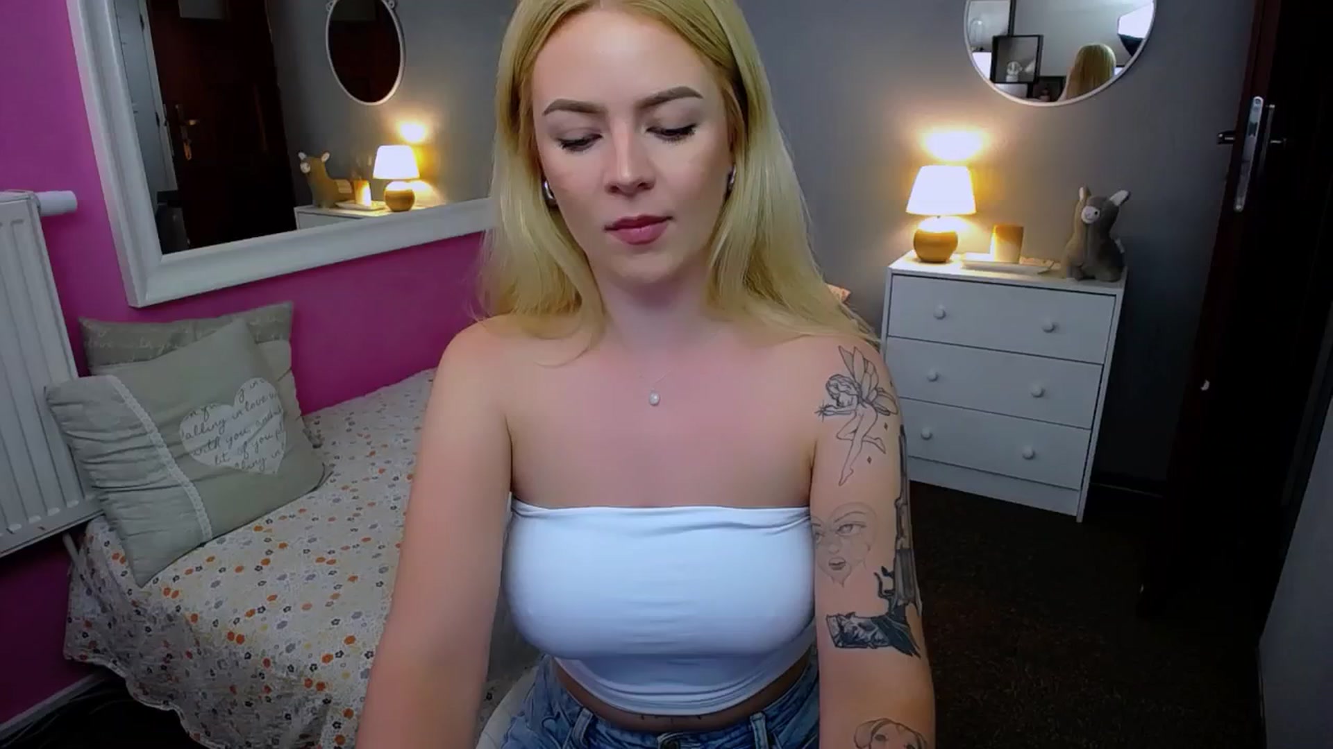 Gallery image thumbnail from AurelieSierra's myfreecams stream on, 09/11/2024, 14:54 image 3 of 20