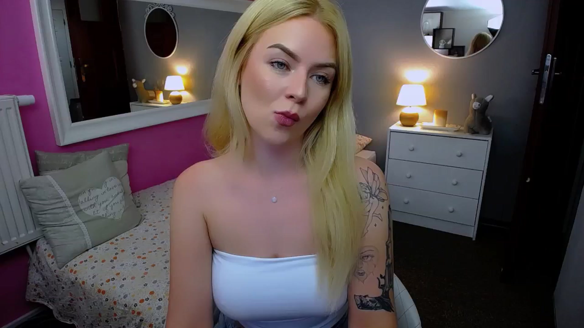 Gallery image thumbnail from AurelieSierra's myfreecams stream on, 09/11/2024, 14:54 image 1 of 20