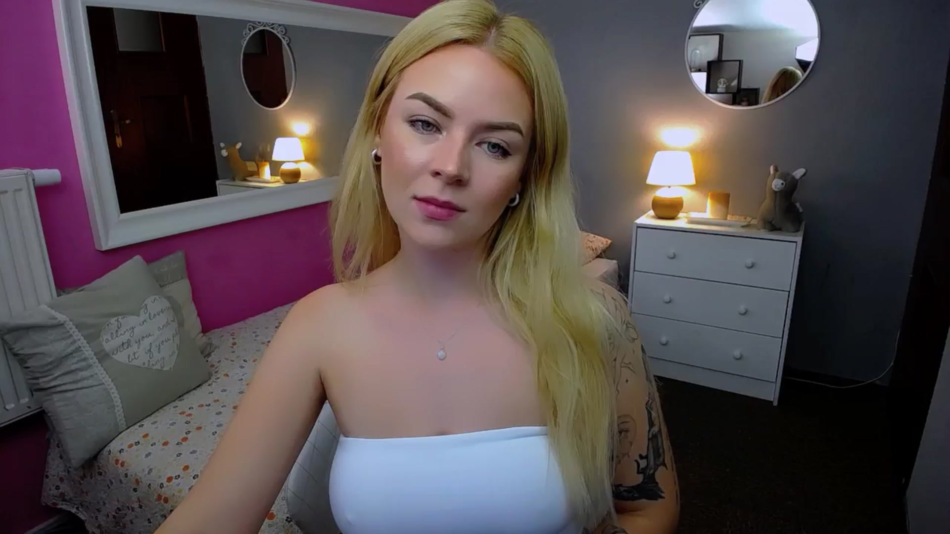 Gallery image thumbnail from AurelieSierra's myfreecams stream on, 09/17/2024, 09:36 image 15 of 20