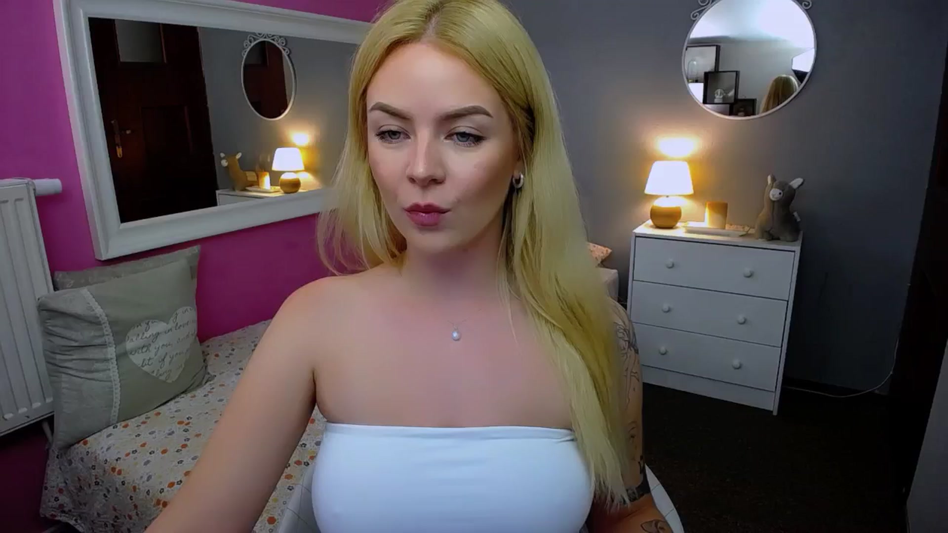 Gallery image thumbnail from AurelieSierra's myfreecams stream on, 09/17/2024, 12:01 image 1 of 20