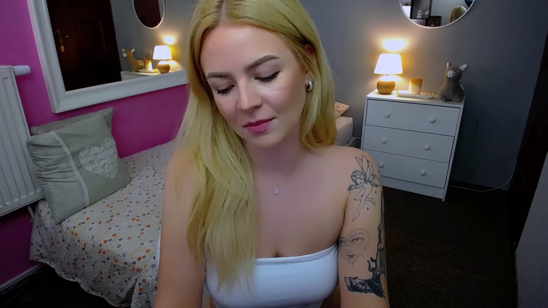 Gallery image thumbnail from AurelieSierra's myfreecams stream on, 09/17/2024, 13:13 image 10 of 20