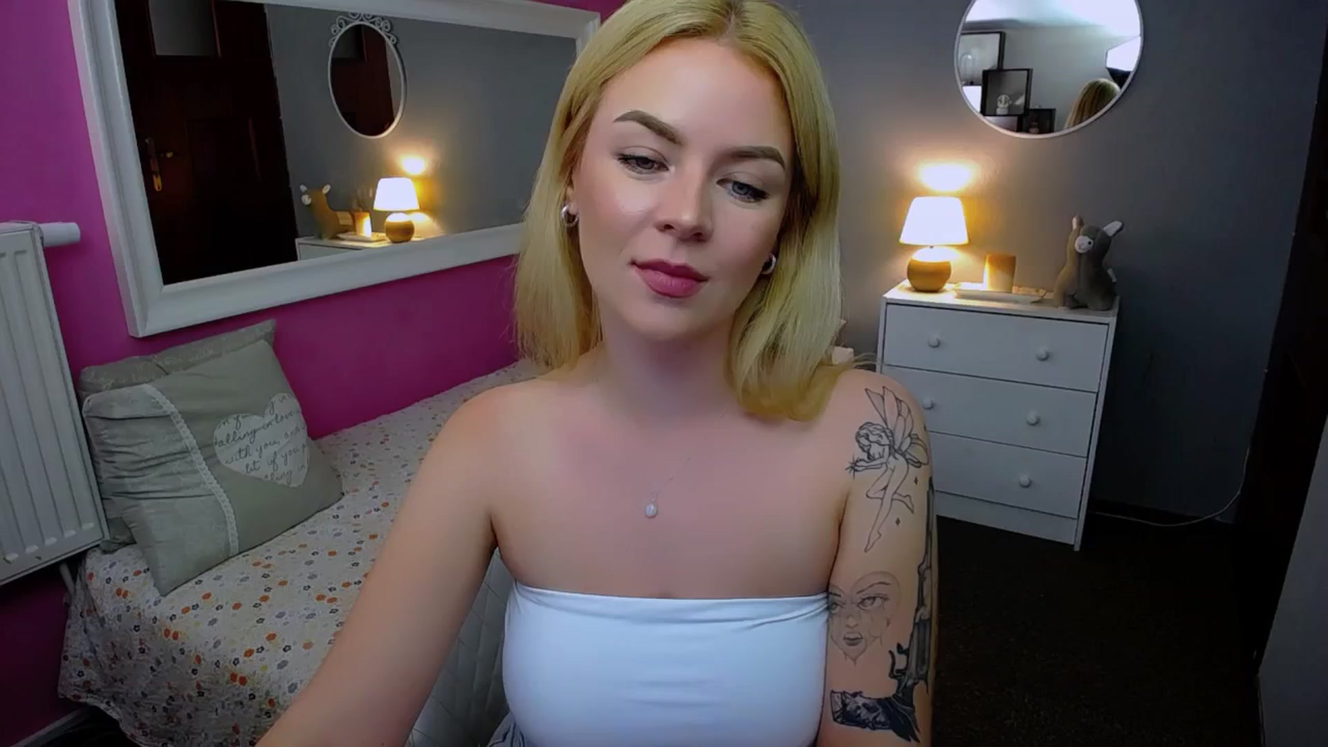 Gallery image thumbnail from AurelieSierra's myfreecams stream on, 09/17/2024, 14:58 image 9 of 20