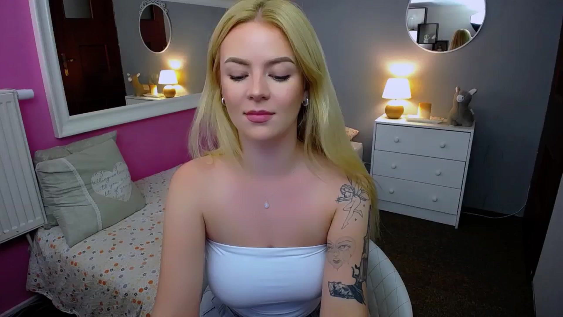 Gallery image thumbnail from AurelieSierra's myfreecams stream on, 09/17/2024, 14:58 image 11 of 20