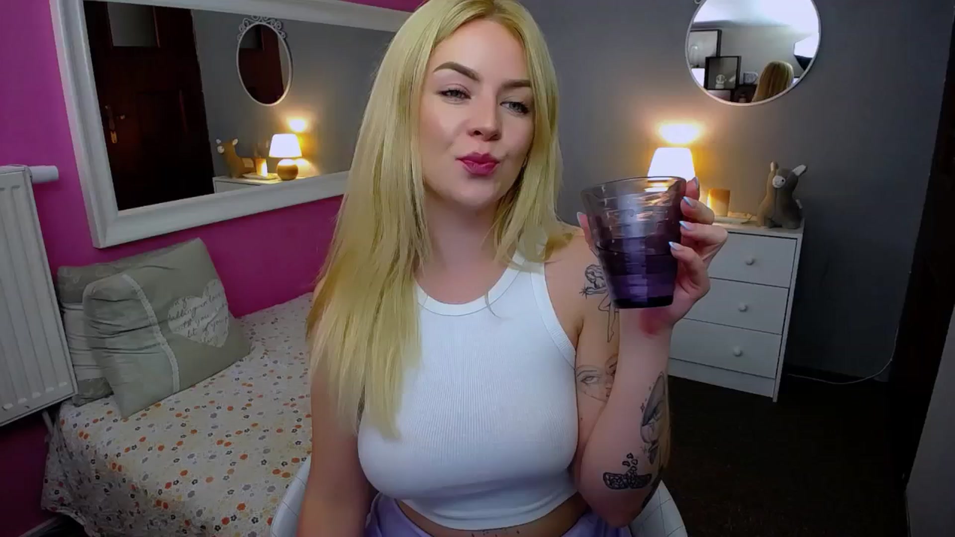 Gallery image thumbnail from AurelieSierra's myfreecams stream on, 09/18/2024, 15:06 image 3 of 20