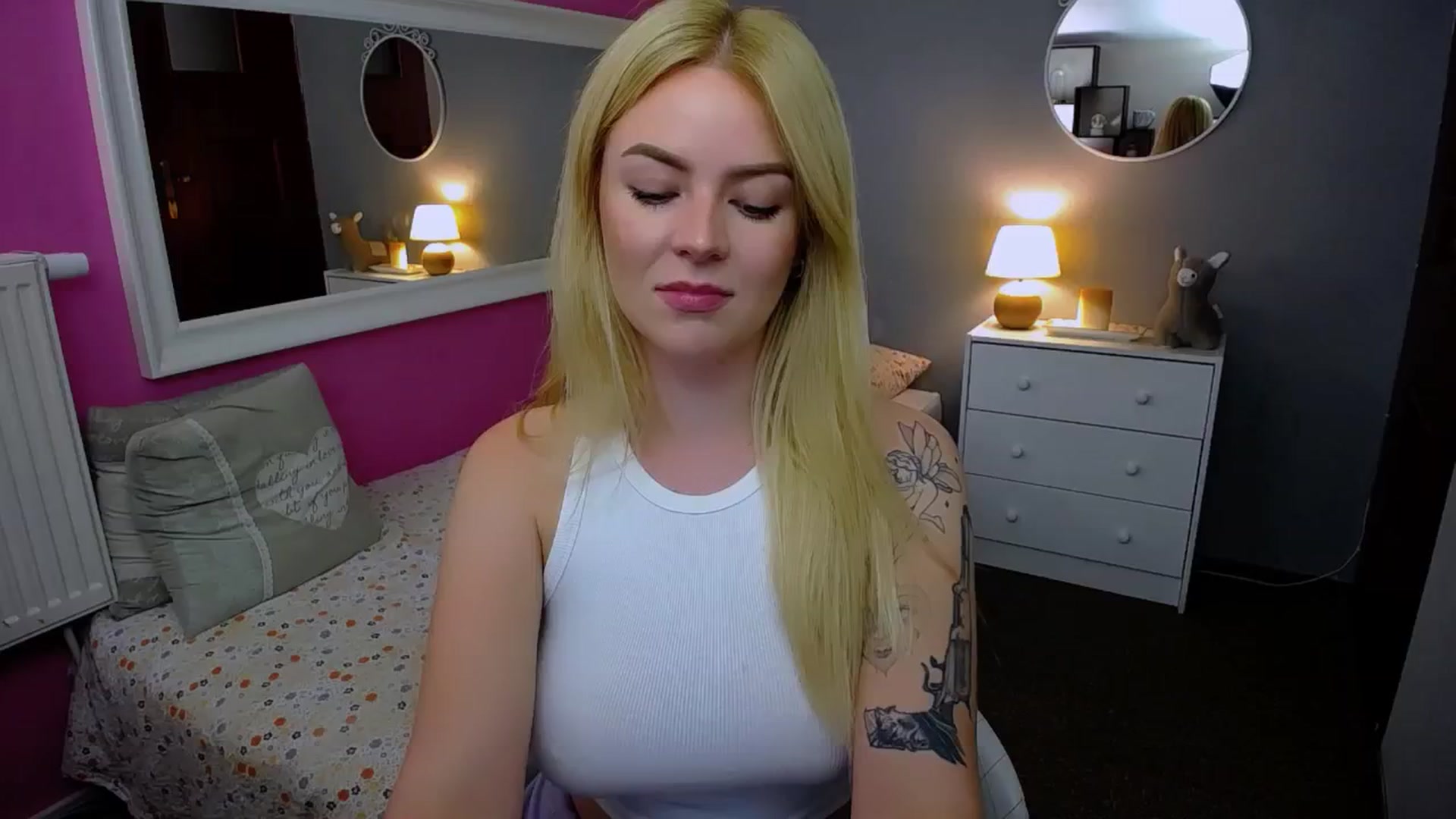 Gallery image thumbnail from AurelieSierra's myfreecams stream on, 09/18/2024, 15:06 image 8 of 20