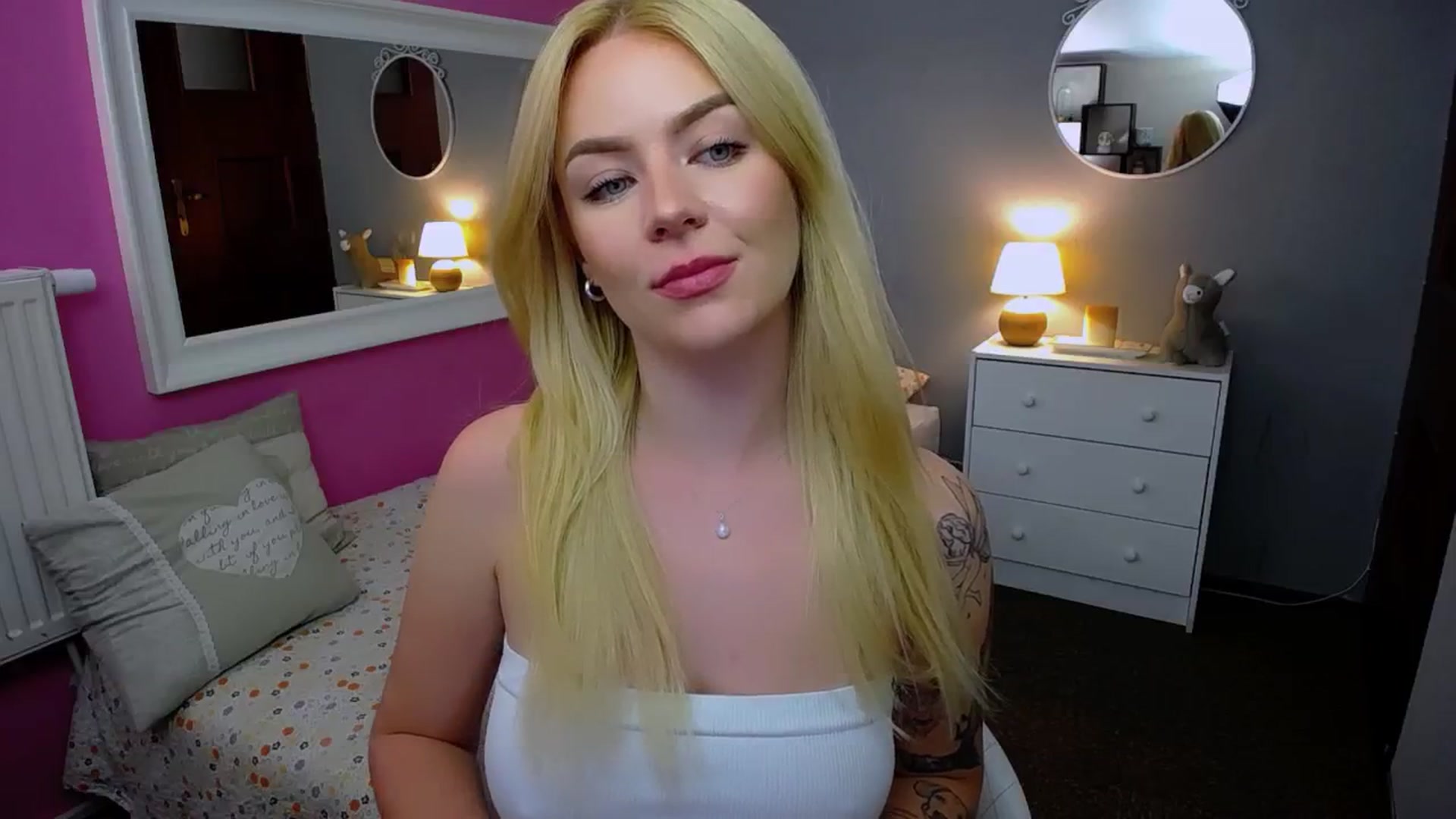 Gallery image thumbnail from AurelieSierra's myfreecams stream on, 09/23/2024, 14:15 image 18 of 20