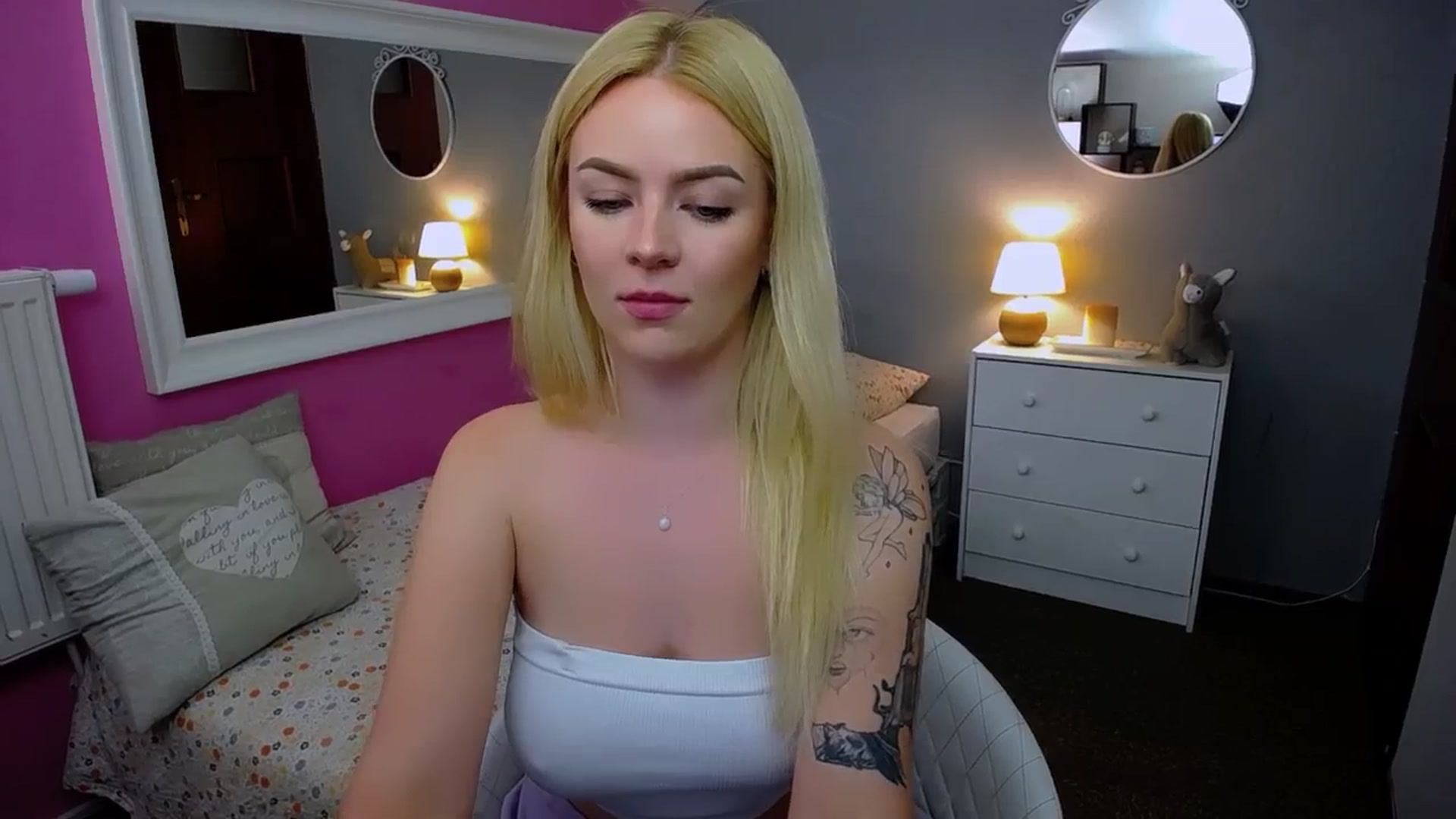 Gallery image thumbnail from AurelieSierra's myfreecams stream on, 09/23/2024, 14:15 image 15 of 20