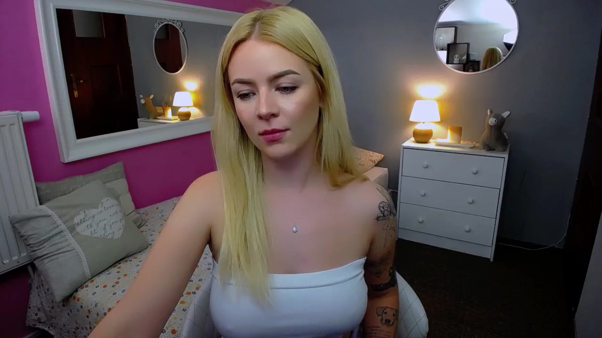 Gallery image thumbnail from AurelieSierra's myfreecams stream on, 09/23/2024, 14:15 image 10 of 20