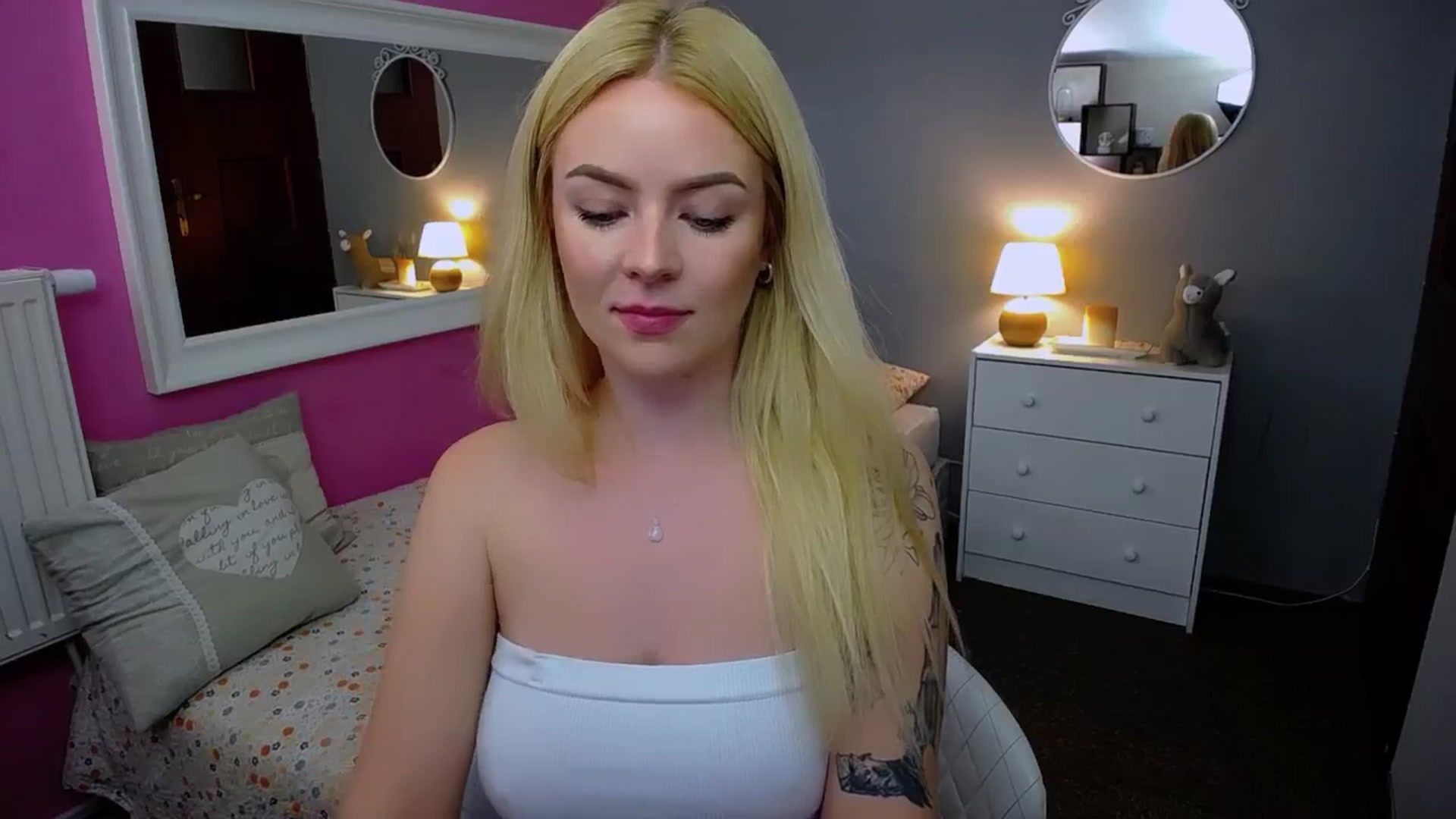 Gallery image thumbnail from AurelieSierra's myfreecams stream on, 09/23/2024, 14:15 image 14 of 20