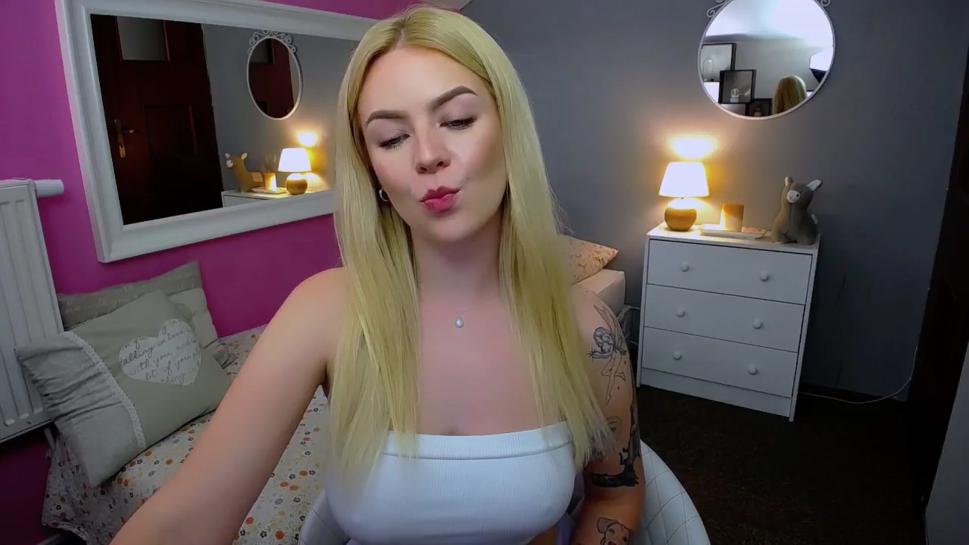 Gallery image thumbnail from AurelieSierra's myfreecams stream on, 09/23/2024, 14:15 image 2 of 20