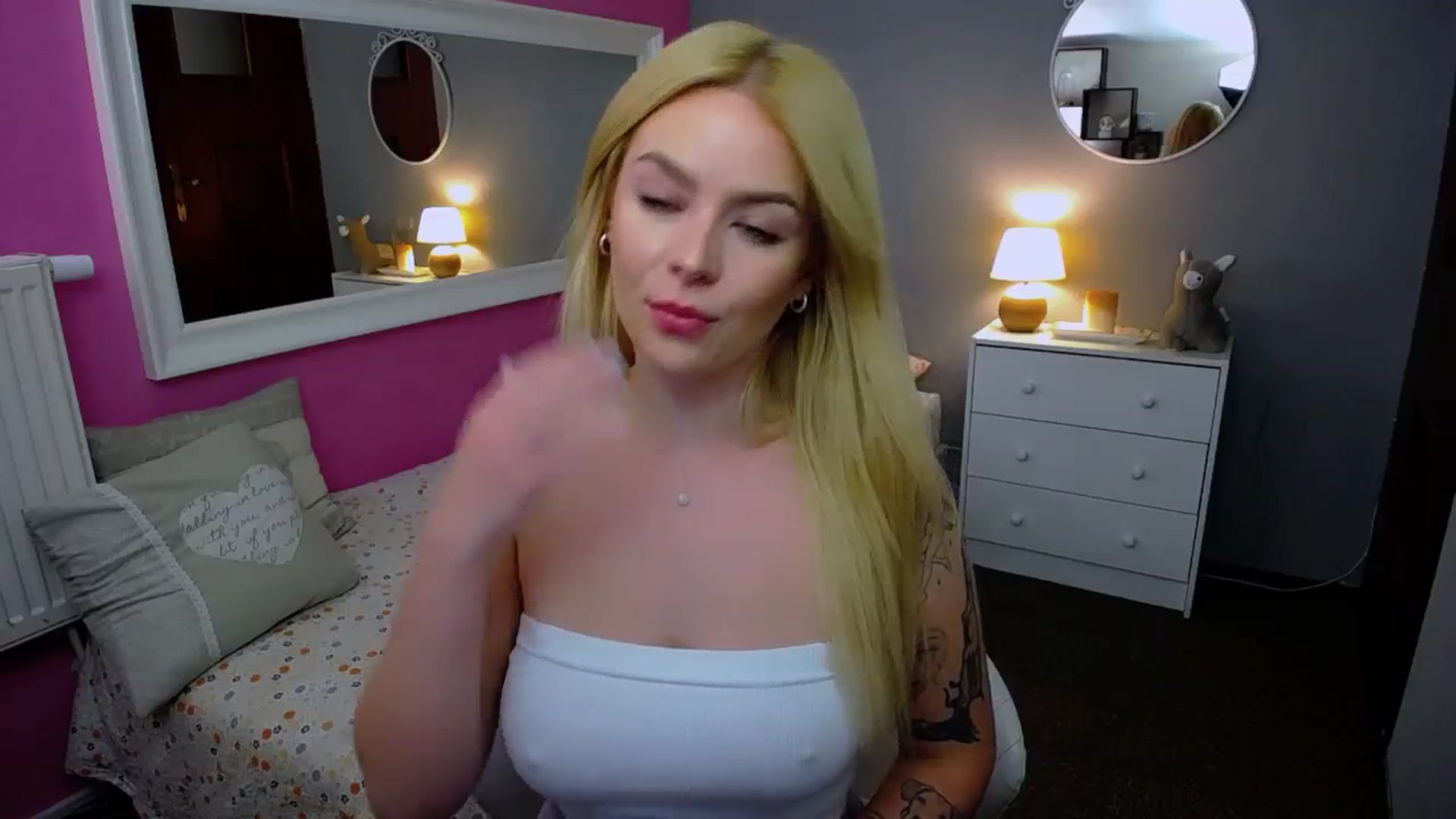 Gallery image thumbnail from AurelieSierra's myfreecams stream on, 09/23/2024, 15:34 image 8 of 20