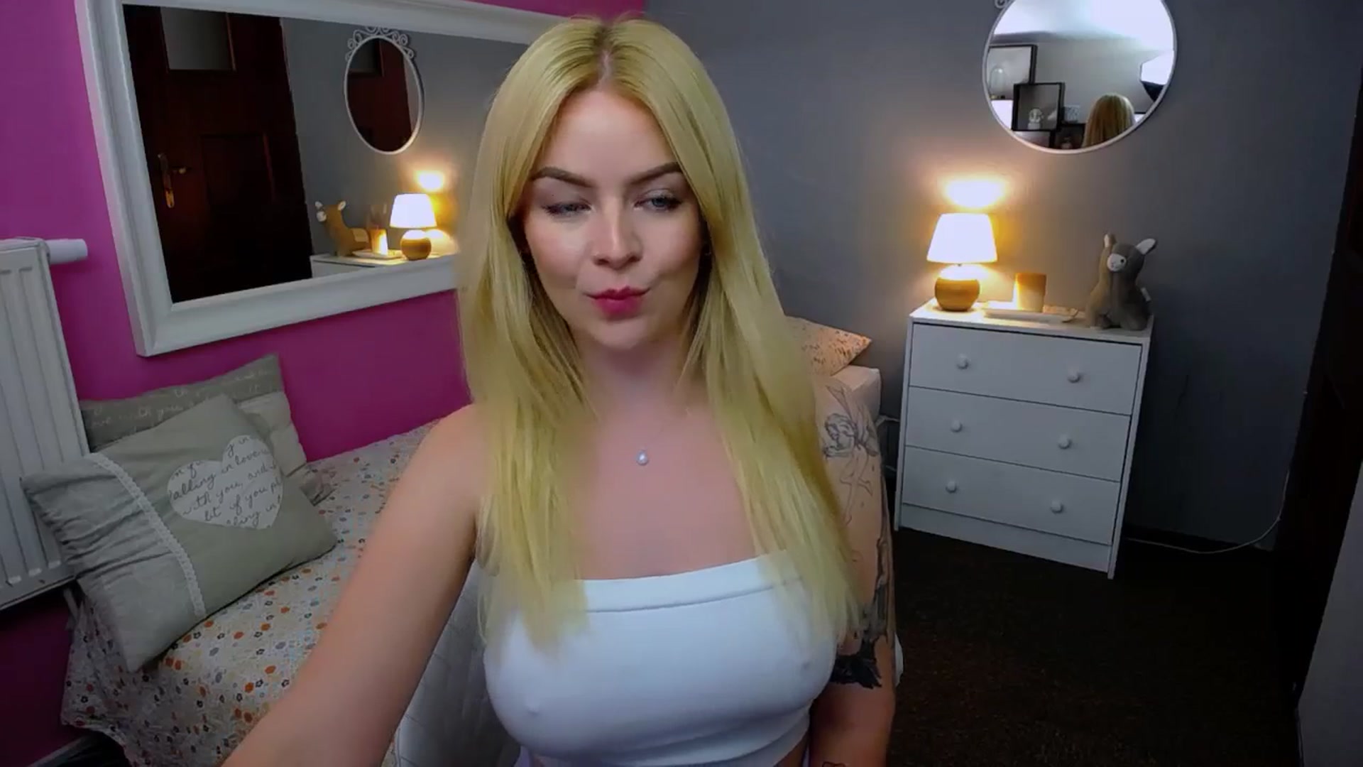 Gallery image thumbnail from AurelieSierra's myfreecams stream on, 09/23/2024, 15:34 image 6 of 20