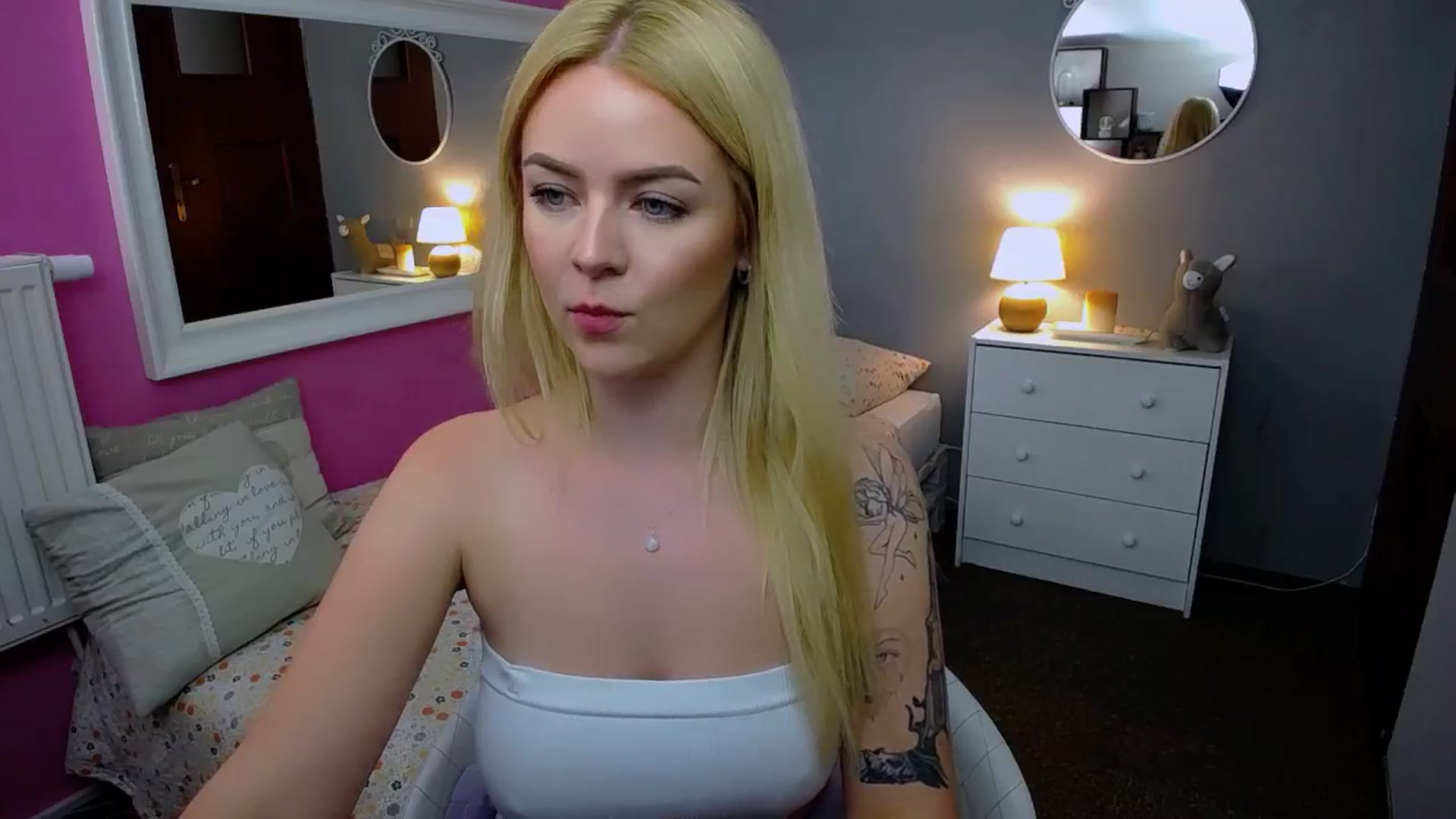 Gallery image thumbnail from AurelieSierra's myfreecams stream on, 09/23/2024, 15:34 image 4 of 20