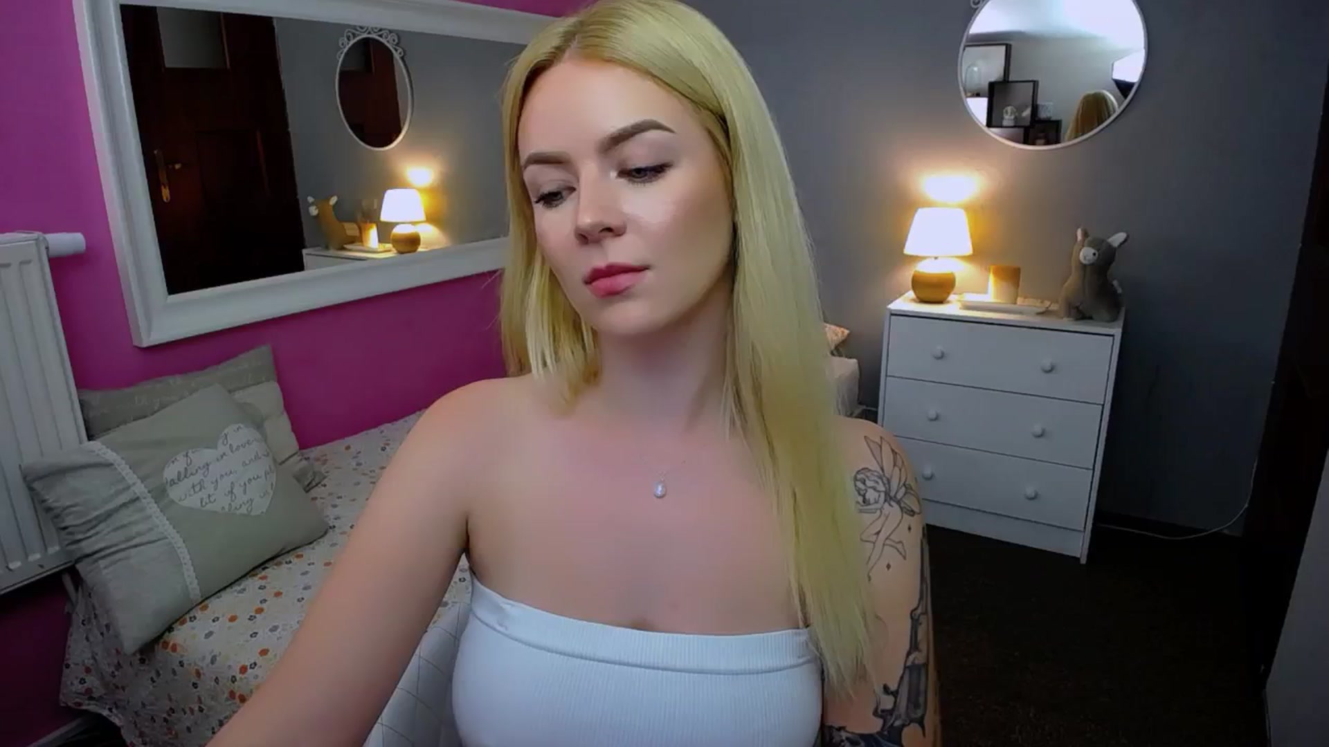 Gallery image thumbnail from AurelieSierra's myfreecams stream on, 09/23/2024, 15:34 image 1 of 20