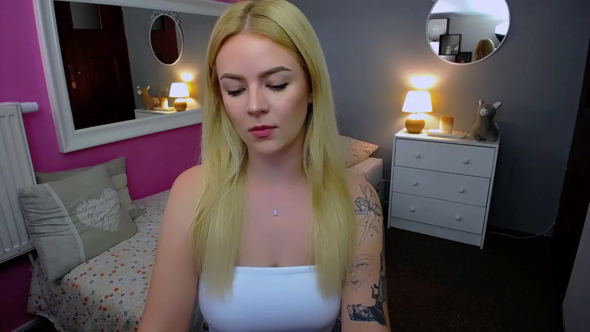 Gallery image thumbnail from AurelieSierra's myfreecams stream on, 09/24/2024, 14:34 image 3 of 20
