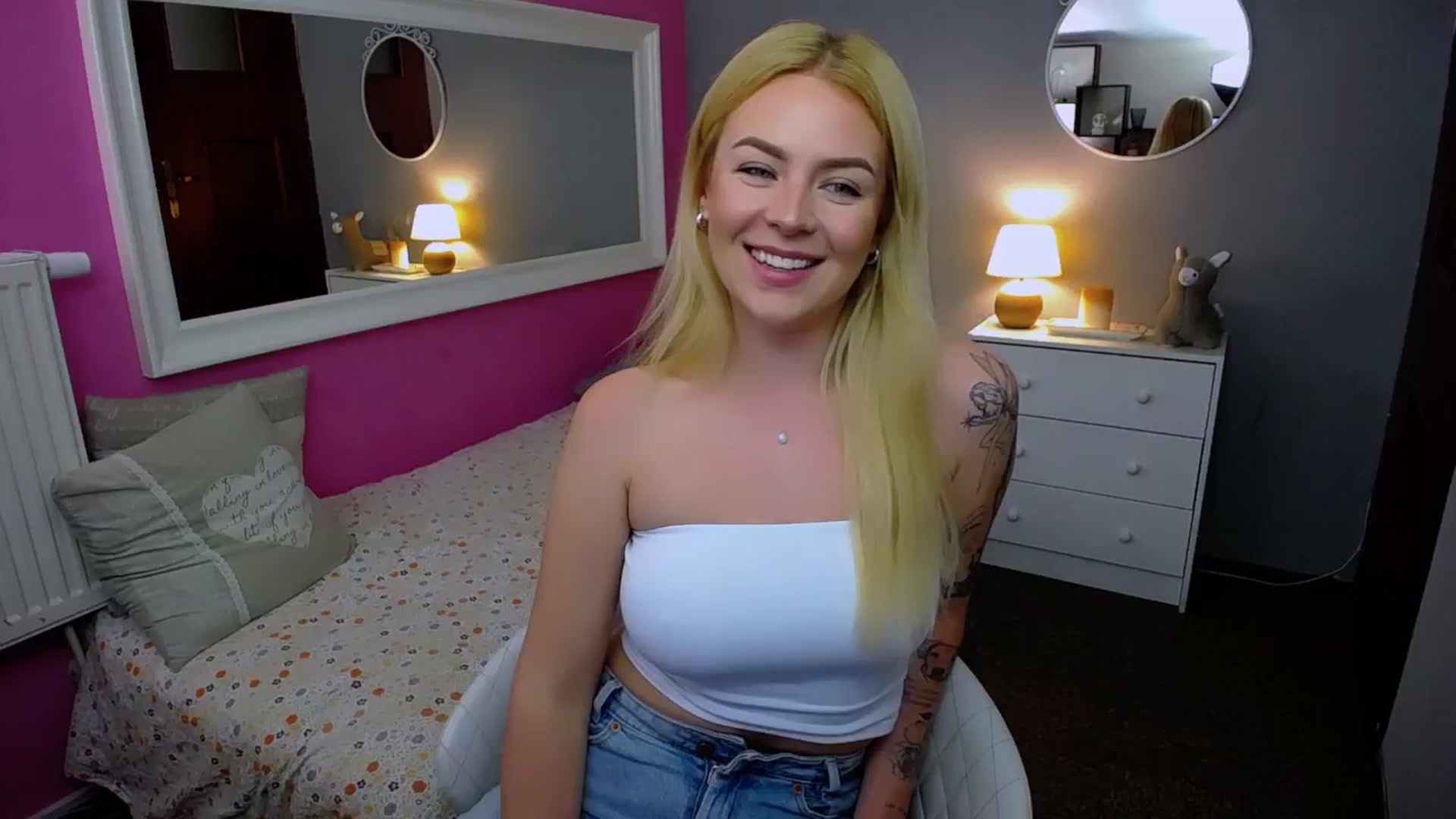Gallery image thumbnail from AurelieSierra's myfreecams stream on, 09/26/2024, 15:53 image 8 of 20