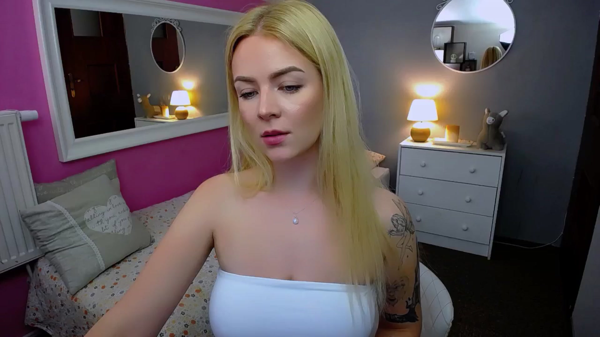 Gallery image thumbnail from AurelieSierra's myfreecams stream on, 10/01/2024, 11:21 image 13 of 20