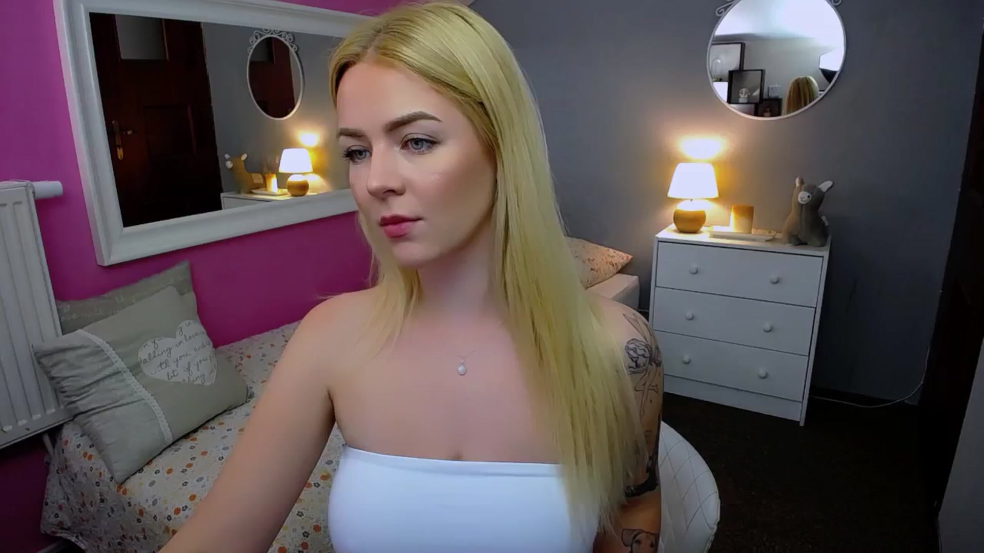 Gallery image thumbnail from AurelieSierra's myfreecams stream on, 10/01/2024, 11:21 image 10 of 20