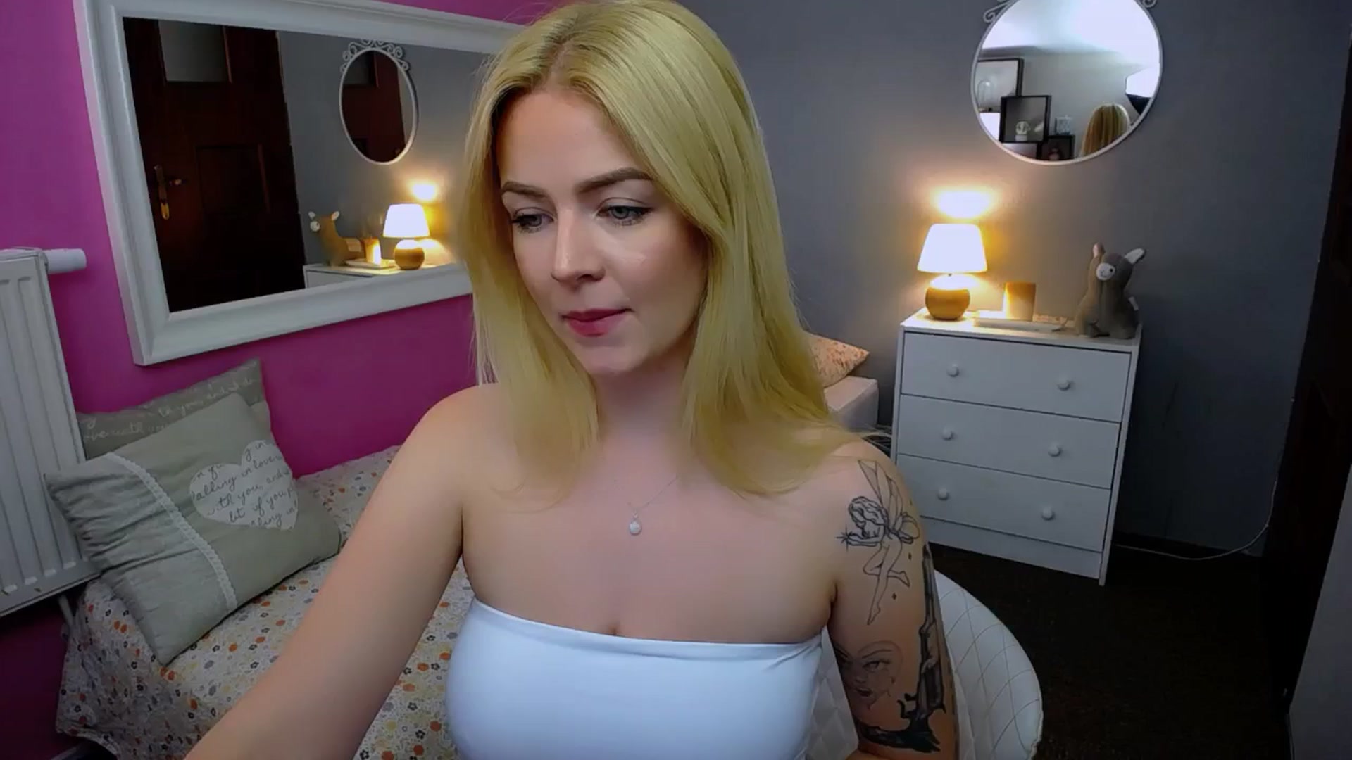 Gallery image thumbnail from AurelieSierra's myfreecams stream on, 10/01/2024, 11:21 image 7 of 20