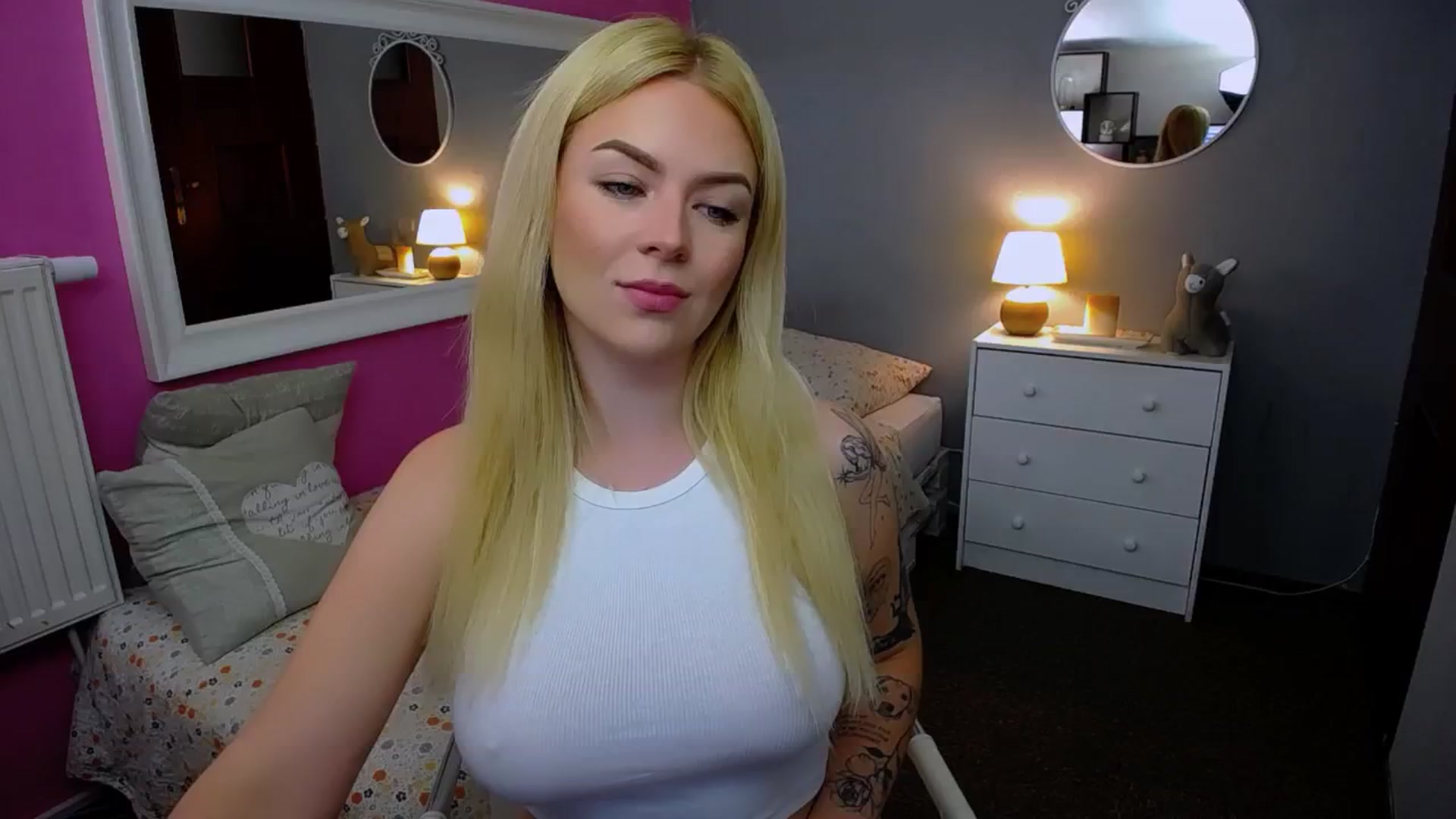 Gallery image thumbnail from AurelieSierra's myfreecams stream on, 10/02/2024, 09:08 image 9 of 20