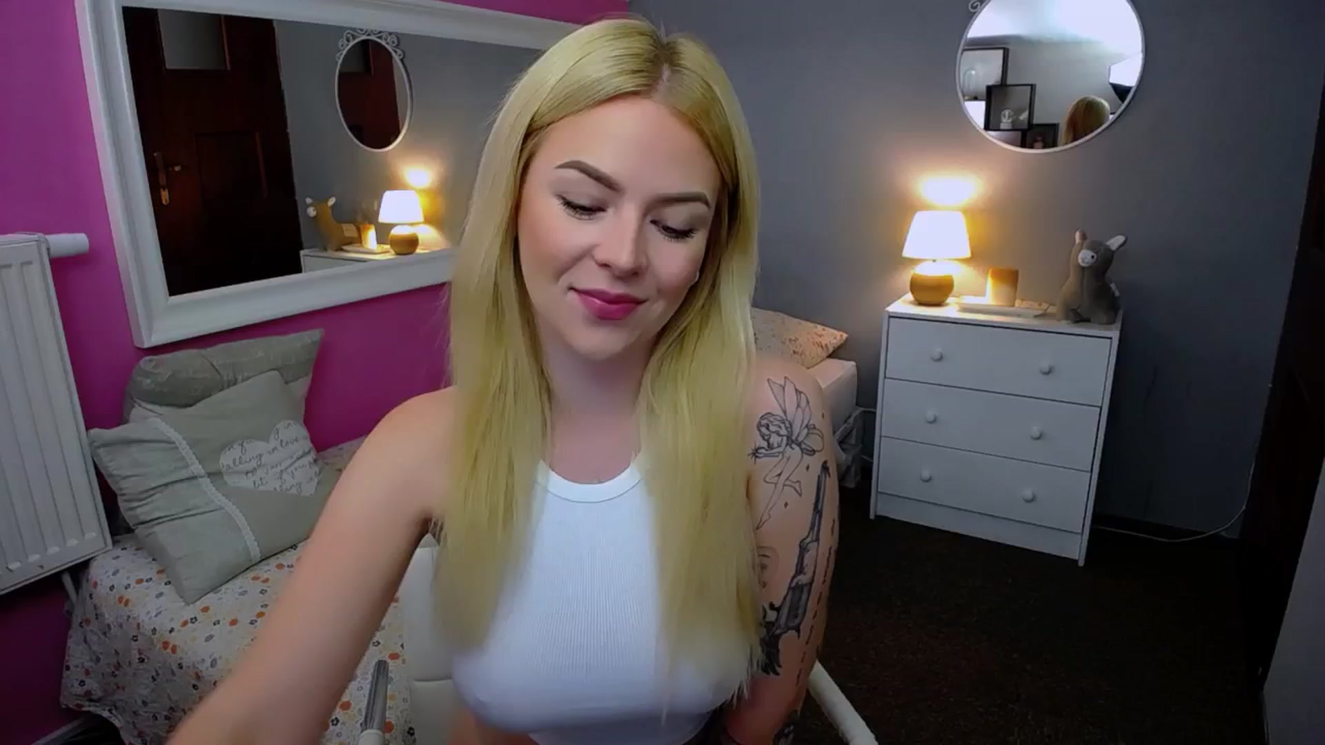 Gallery image thumbnail from AurelieSierra's myfreecams stream on, 10/02/2024, 09:08 image 4 of 20