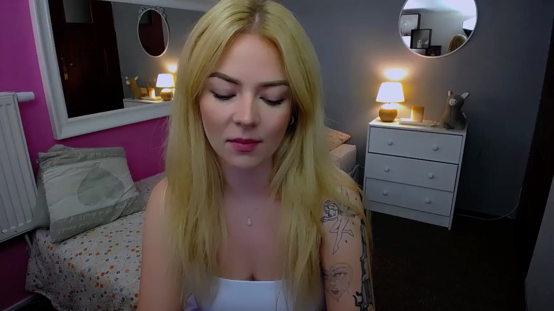 Gallery image thumbnail from AurelieSierra's myfreecams stream on, 10/04/2024, 09:32 image 5 of 20