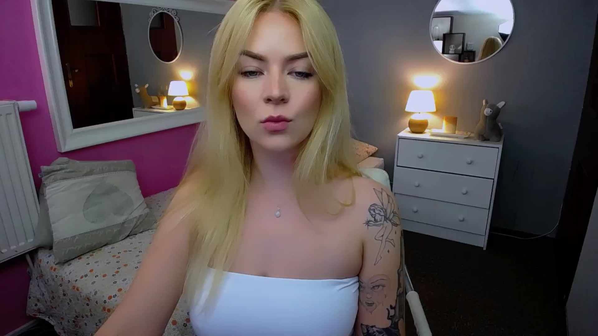 Gallery image thumbnail from AurelieSierra's myfreecams stream on, 10/04/2024, 09:32 image 14 of 20