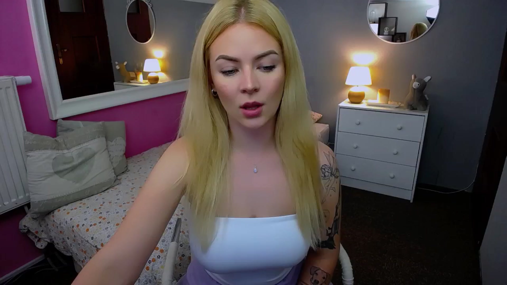 Gallery image thumbnail from AurelieSierra's myfreecams stream on, 10/04/2024, 12:50 image 14 of 20