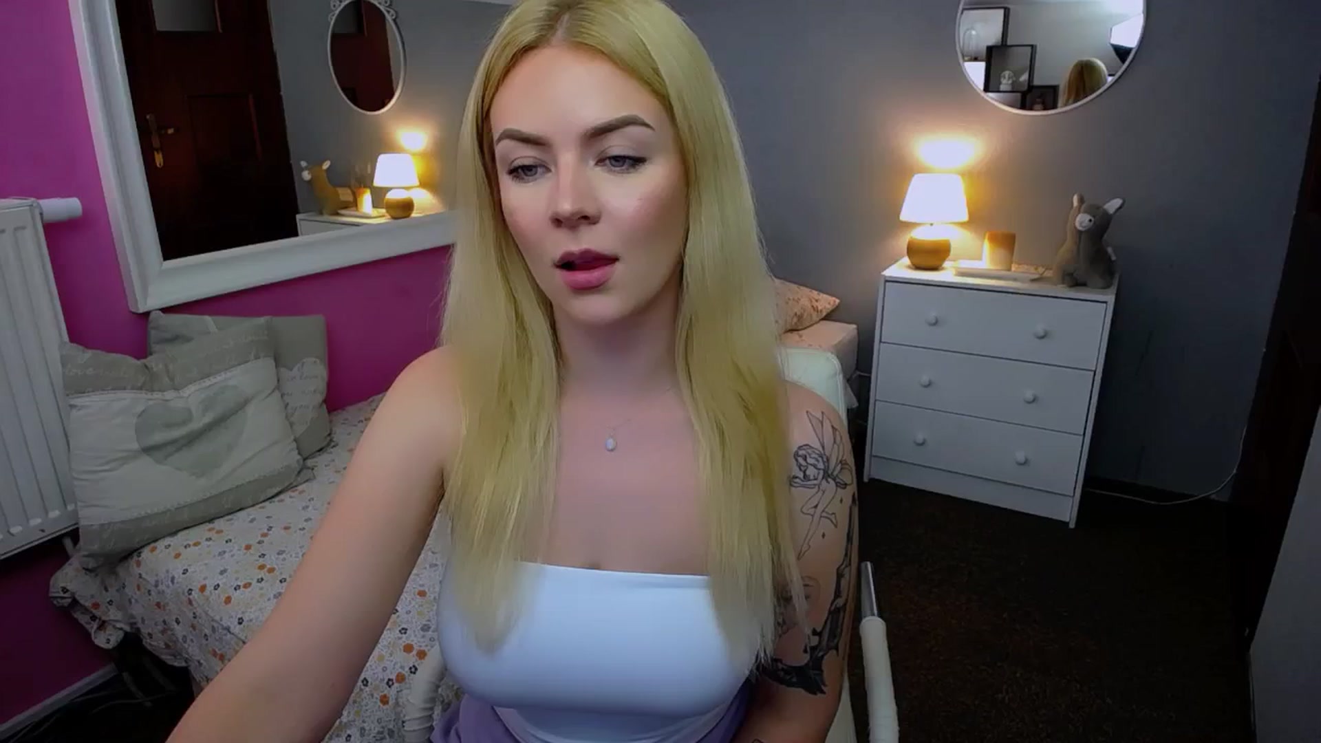 Gallery image thumbnail from AurelieSierra's myfreecams stream on, 10/04/2024, 12:50 image 16 of 20