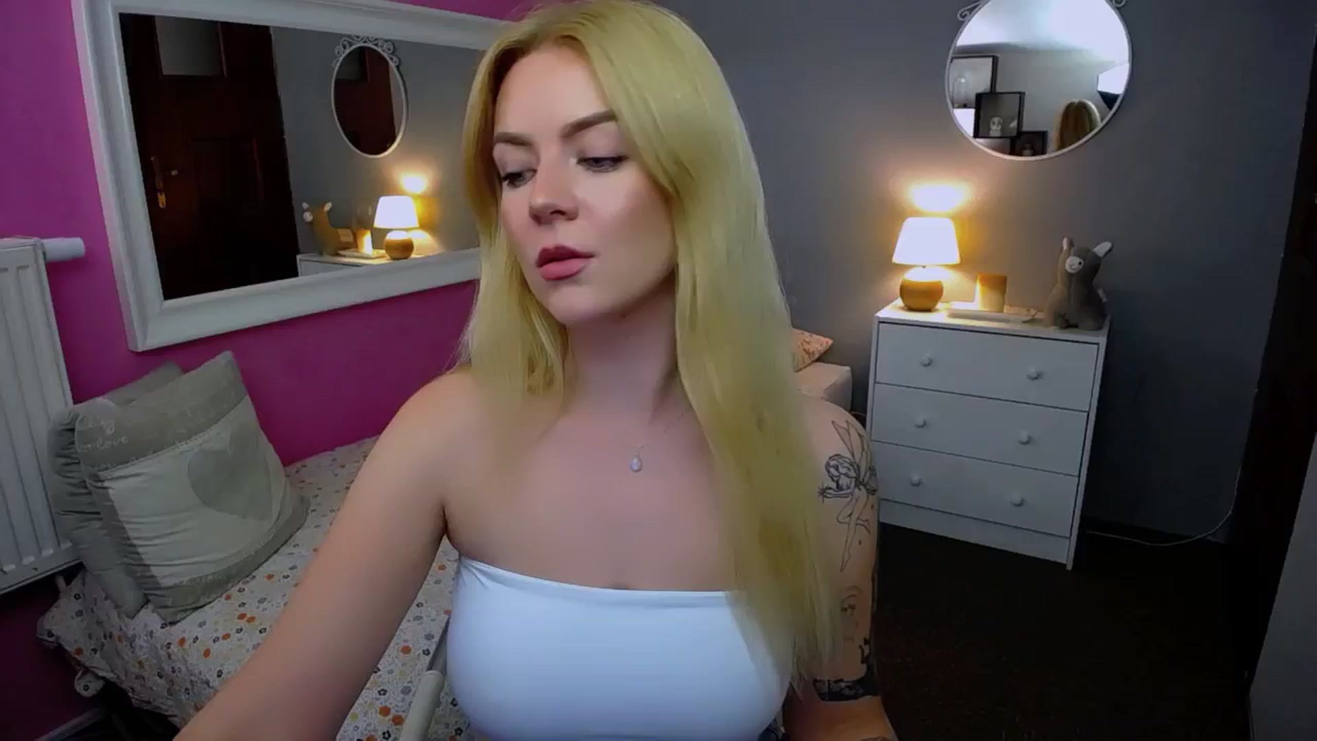 Gallery image thumbnail from AurelieSierra's myfreecams stream on, 10/08/2024, 13:22 image 7 of 20