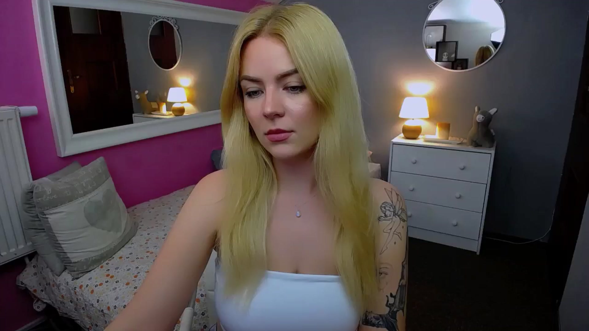 Gallery image thumbnail from AurelieSierra's myfreecams stream on, 10/08/2024, 13:22 image 10 of 20