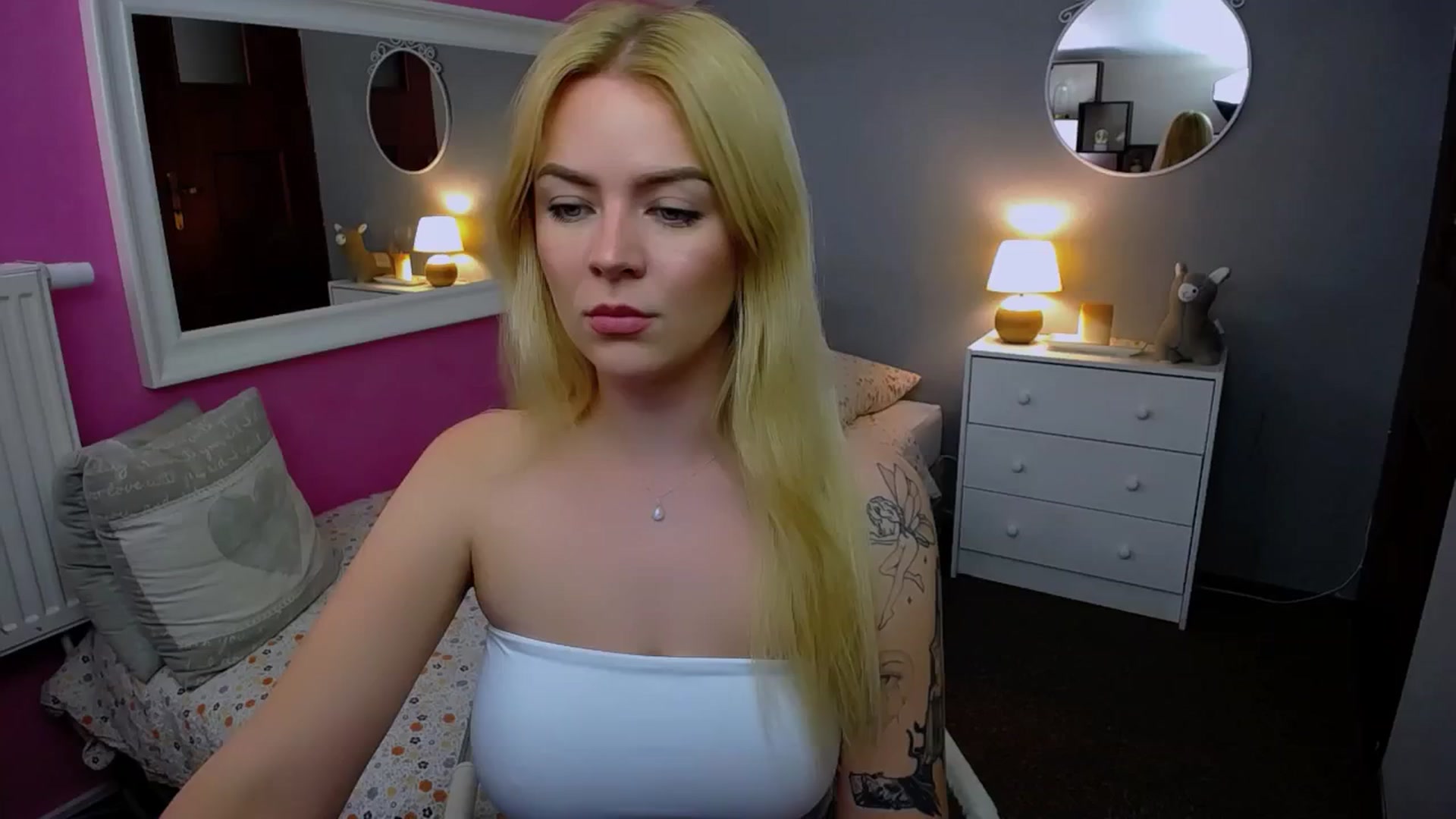 Gallery image thumbnail from AurelieSierra's myfreecams stream on, 10/08/2024, 13:22 image 8 of 20