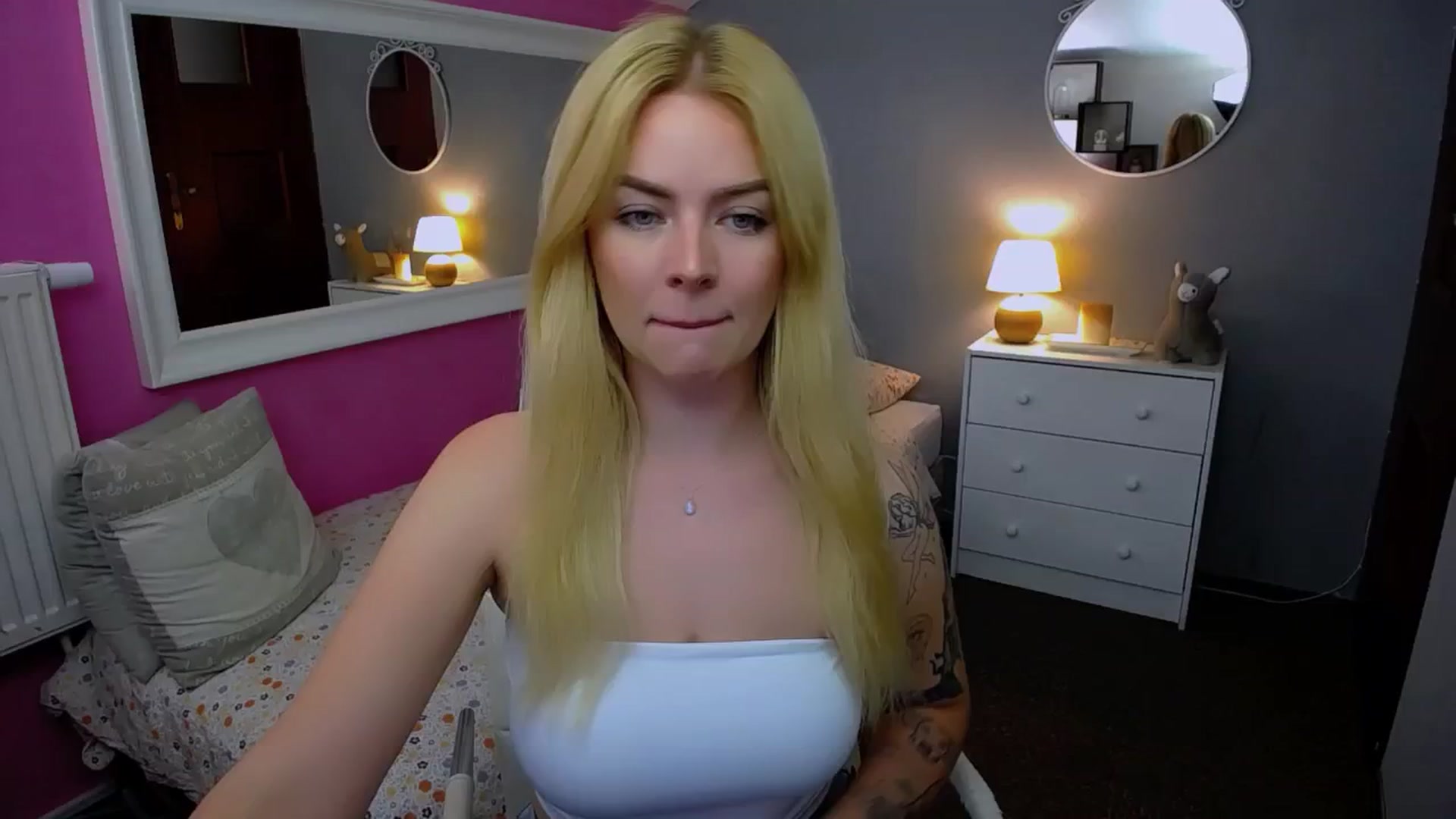 Gallery image thumbnail from AurelieSierra's myfreecams stream on, 10/08/2024, 13:22 image 11 of 20