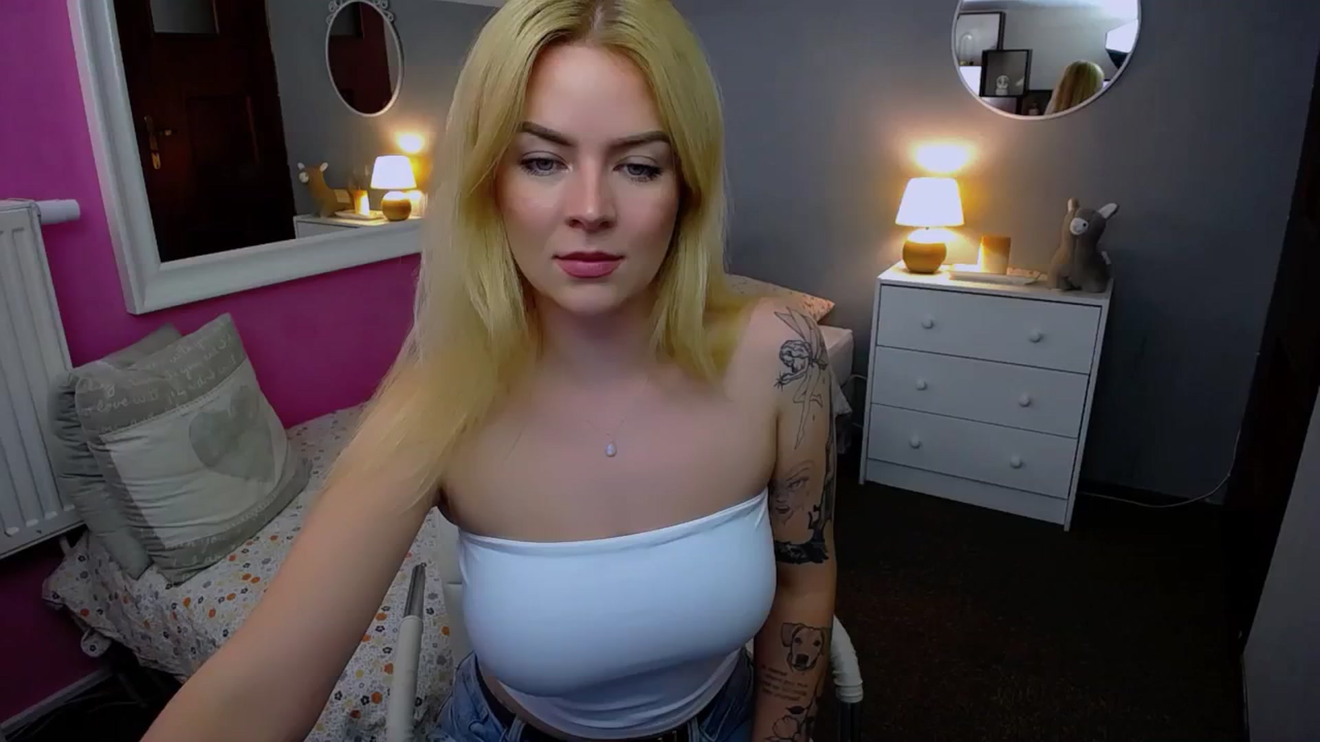Gallery image thumbnail from AurelieSierra's myfreecams stream on, 10/08/2024, 13:22 image 15 of 20