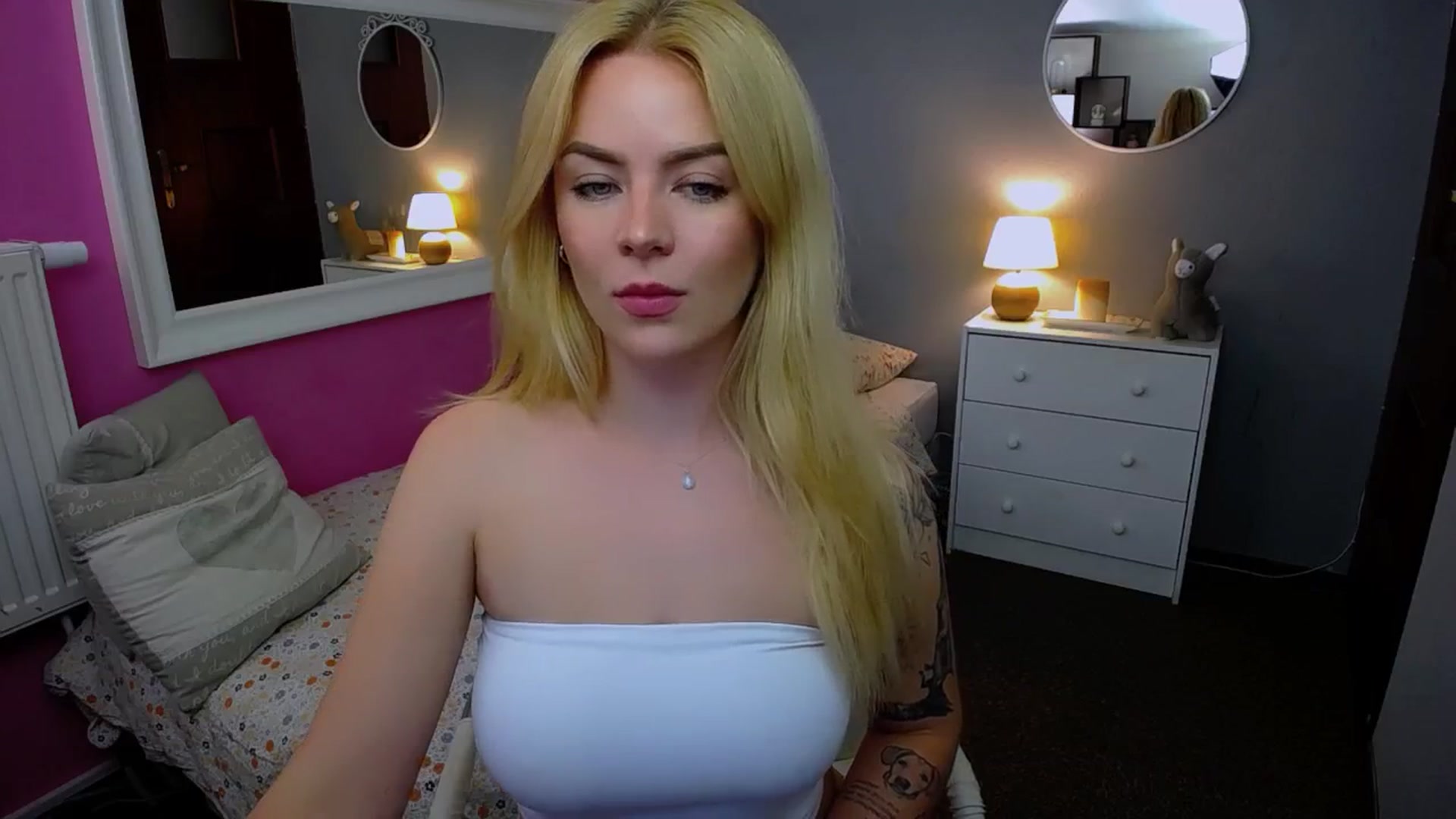 Gallery image thumbnail from AurelieSierra's myfreecams stream on, 10/08/2024, 14:47 image 19 of 20