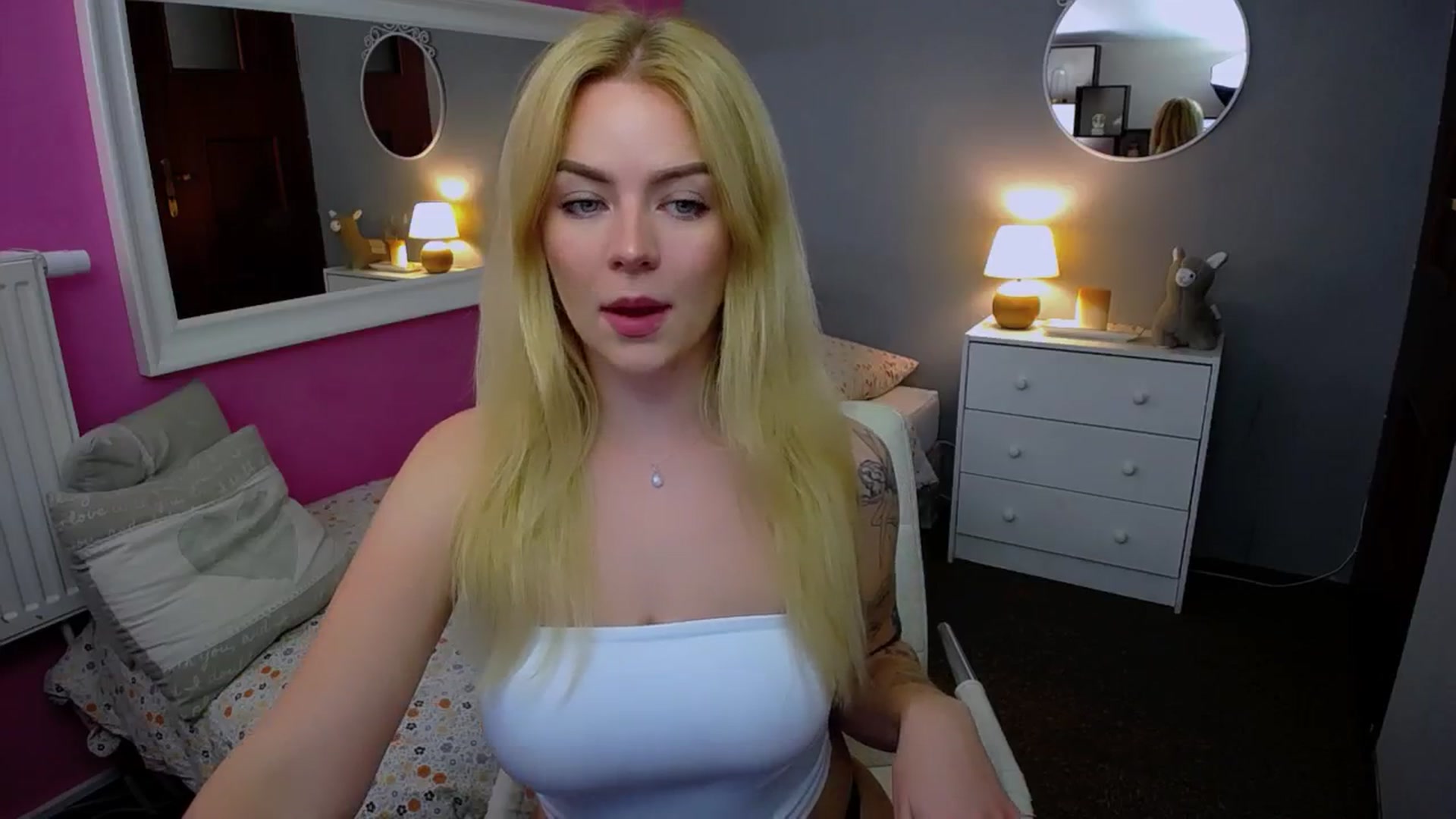 Gallery image thumbnail from AurelieSierra's myfreecams stream on, 10/08/2024, 14:47 image 11 of 20