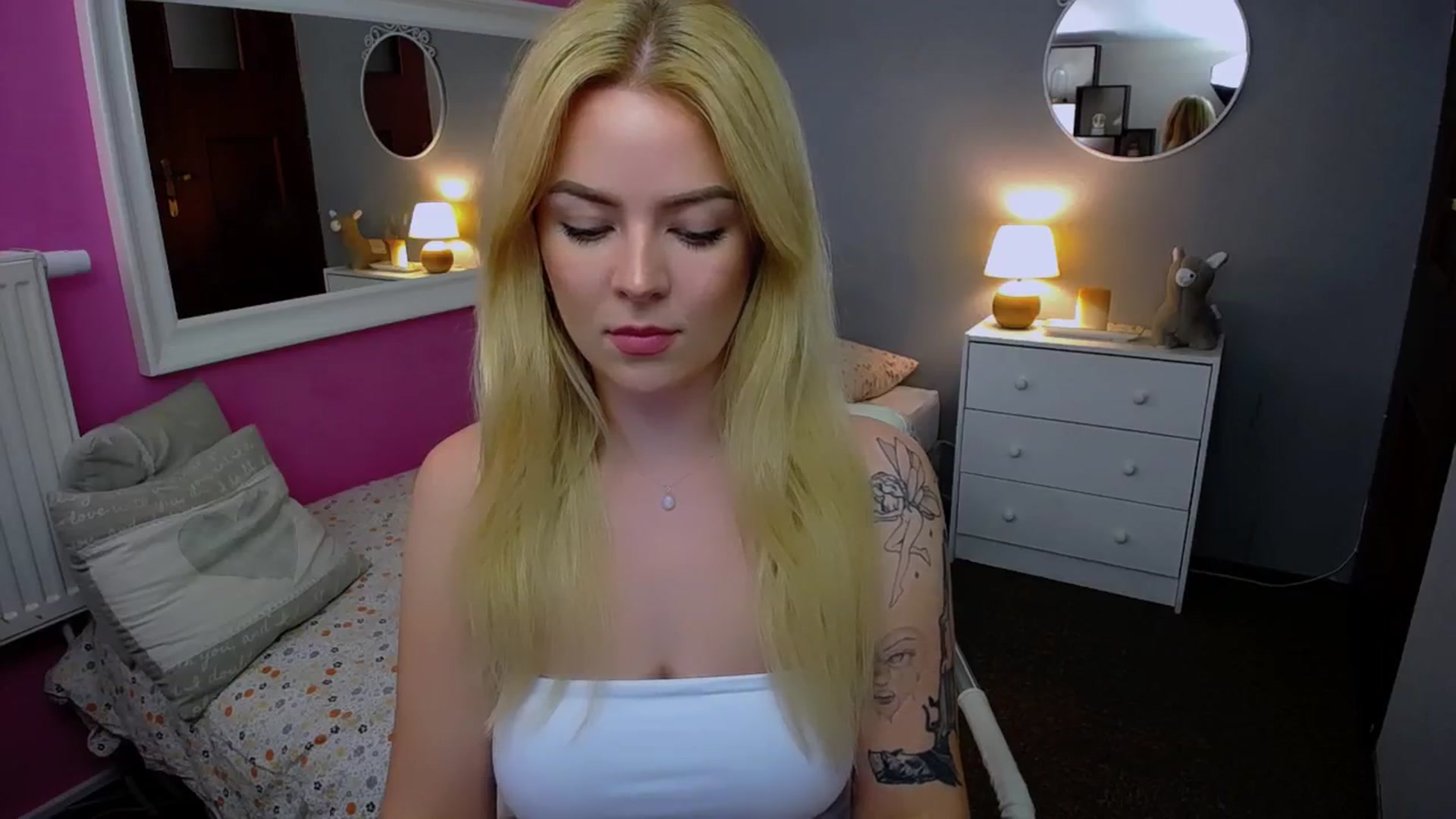 Gallery image thumbnail from AurelieSierra's myfreecams stream on, 10/08/2024, 14:47 image 10 of 20